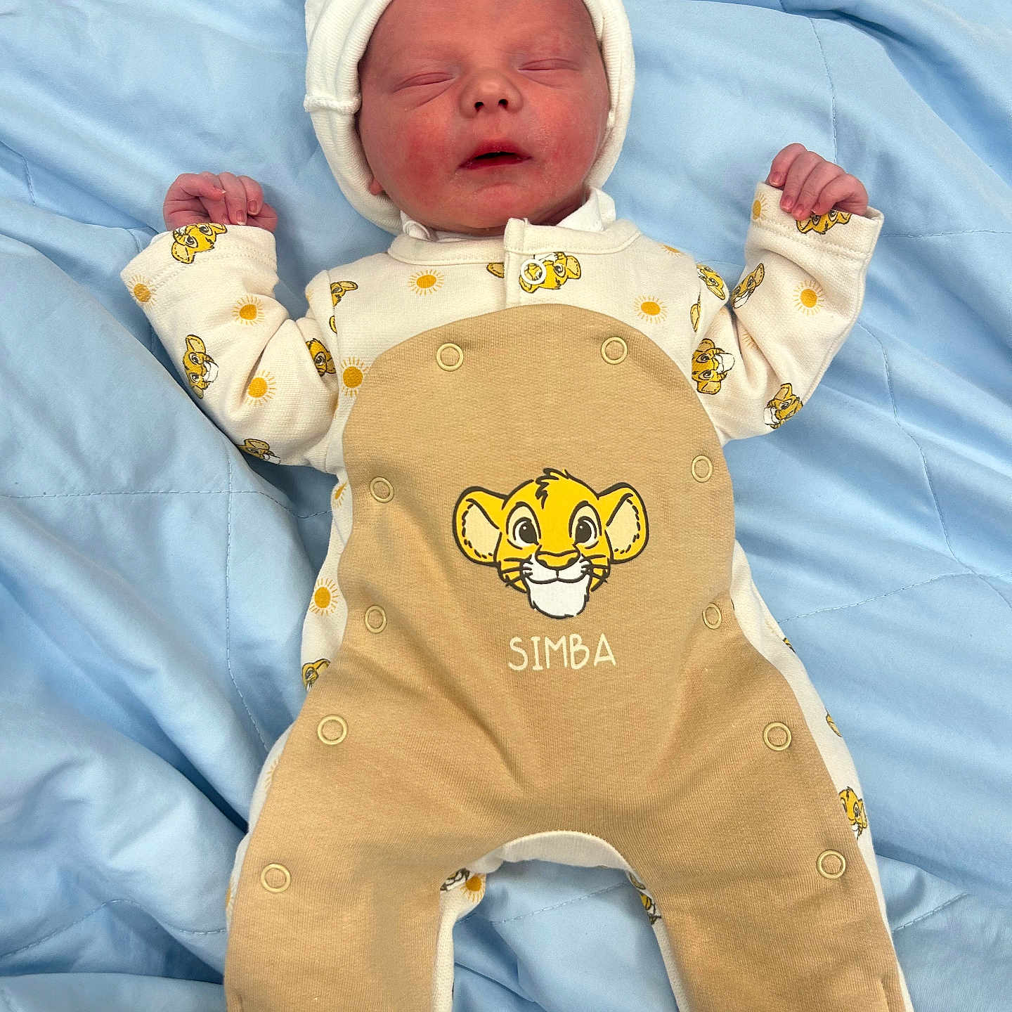 Linzo a rejoint le concours — aidez-le/la à gagner de superbes lots ! architecture, baby, bed, blanket, building, clothing, cushion, face, furniture, glove, hat, head, homedecor, hospital, newborn, pants, person, photography, portrait, sleeping