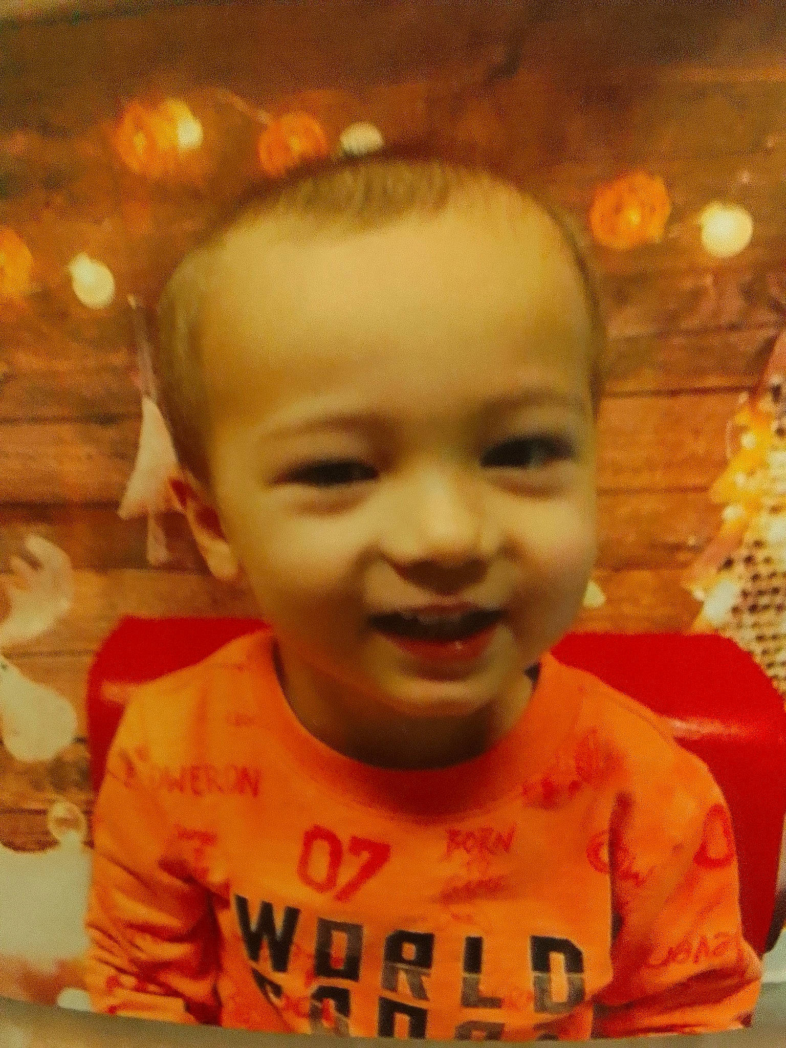 Thiago participe au concours pour gagner de l'argent avec cette photo : baby, baby_toddler_clothing, cheek, child, chin, eyebrow, forehead, fun, happy, iris, jaw, joy, lip, mouth, nose, orange, person, sleeve, smile, standing