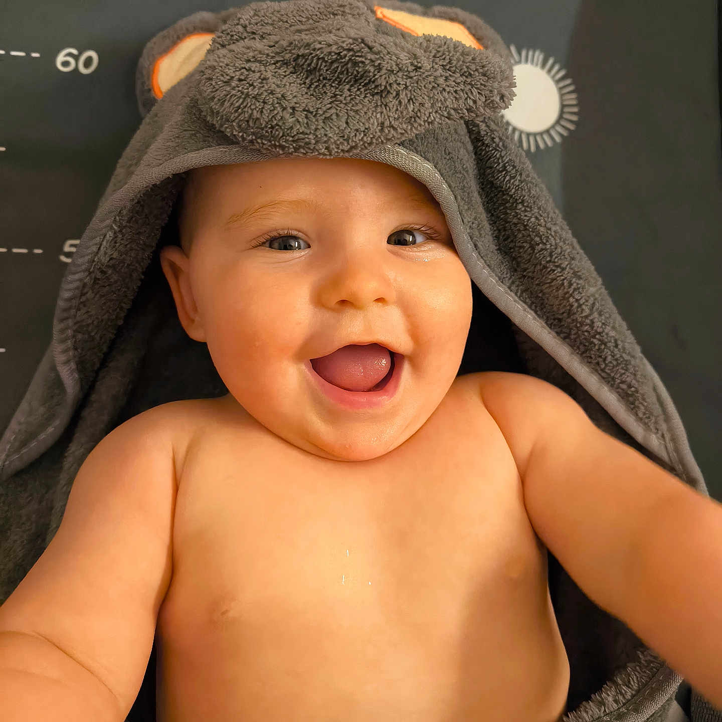Amy a rejoint le concours — aidez-le/la à gagner de superbes lots ! baby, child, smiling, towel, grey, hooded_towel, bare_chest, happy, cute, portrait, indoors, skin, face, head, infant, measurement, background, baby_bath, expression, playful