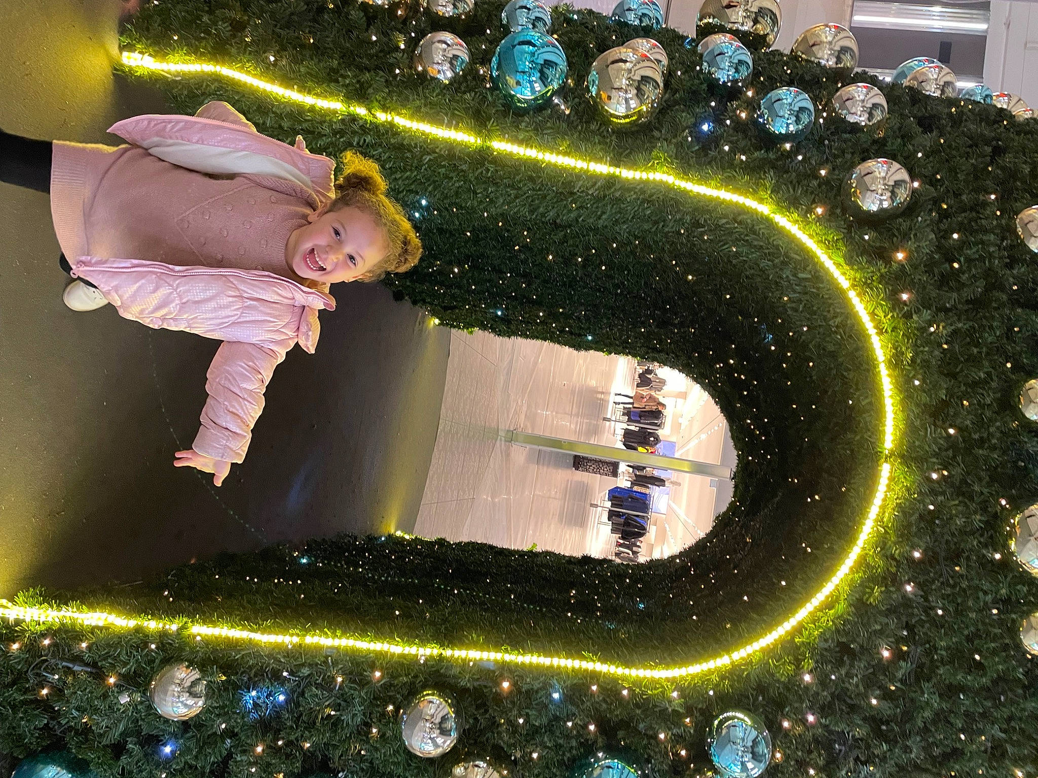 Elena participe au concours pour gagner de l'argent avec cette photo : art, astronomical_object, circle, event, flash_photography, fun, graphics, happy, holiday, interior_design, joy, leisure, light, night, person, smile, snapshot, space, toddler, world