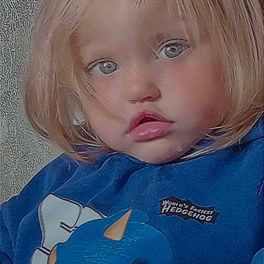 Malya a rejoint le concours — aidez-le/la à gagner de superbes lots ! child, toddler, blue_eyes, blonde_hair, blue_sweatshirt, sonic_the_hedgehog, indoor, portrait, young_child, cute, face, person, clothing, sitting, casual, expression, long_hair, young, curious, soft_light