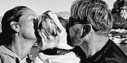 Nao a rejoint le concours — aidez-le/la à gagner de superbes lots ! affection, animal, black_and_white, bulldog, casual_clothing, couple, daylight, dog, hands, happy, kissing, love, nature, outdoor, people, pet, portrait, rocks, sunglasses, water