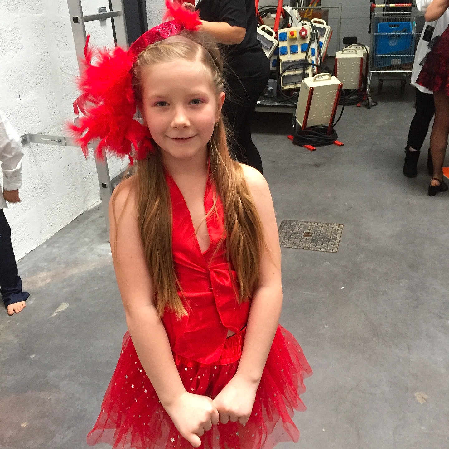 Alyne a rejoint le concours — aidez-le/la à gagner de superbes lots ! costume, dance, dancer, fun, girl, performing_arts, red