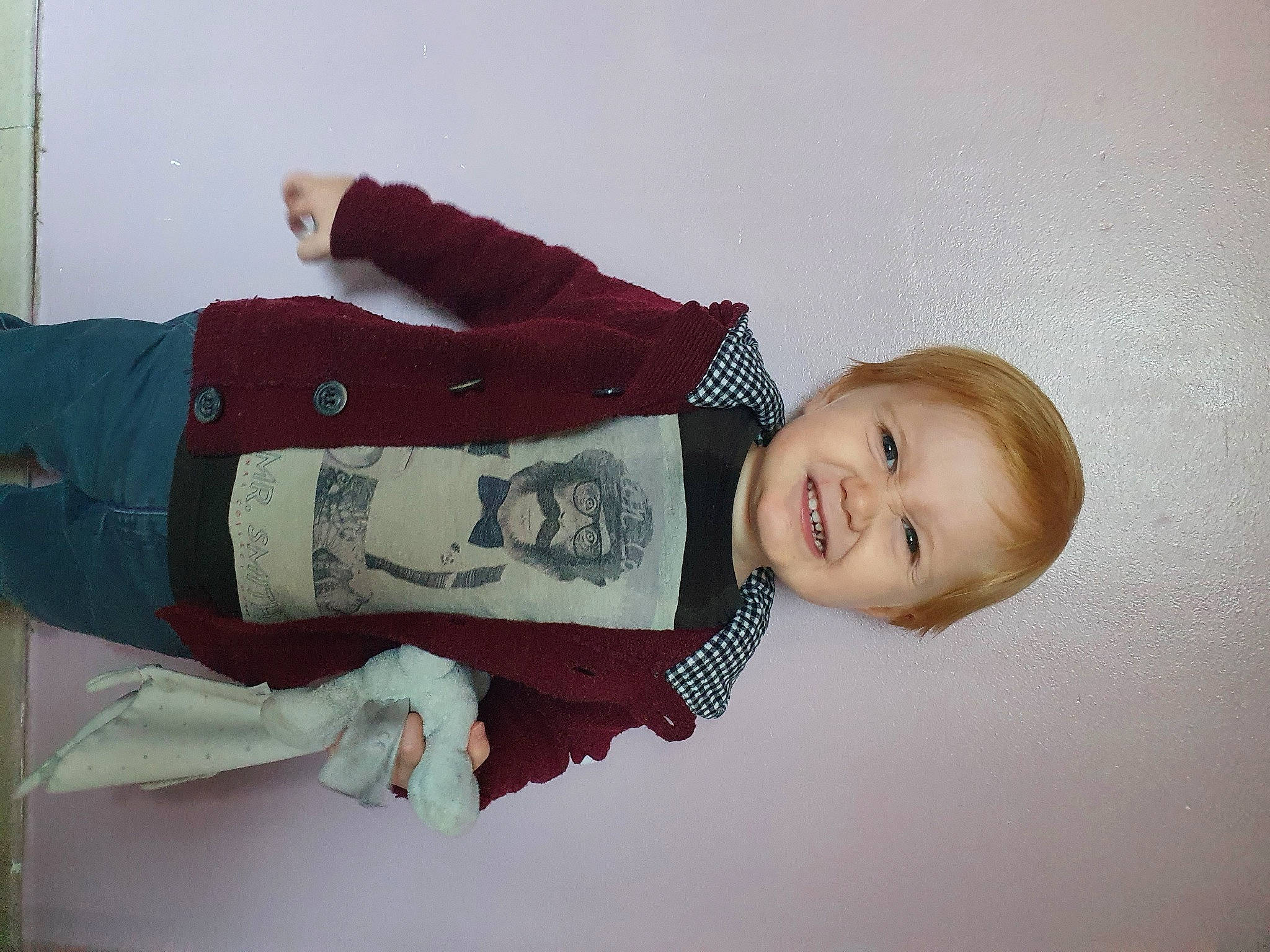 Sacha participe au concours pour gagner de l'argent avec cette photo : baby, baby_toddler_clothing, carmine, child, costume, embellishment, fashion_accessory, flash_photography, happy, joy, pattern, person, portrait_photography, sleeve, smile, textile, toddler, wood, wrist