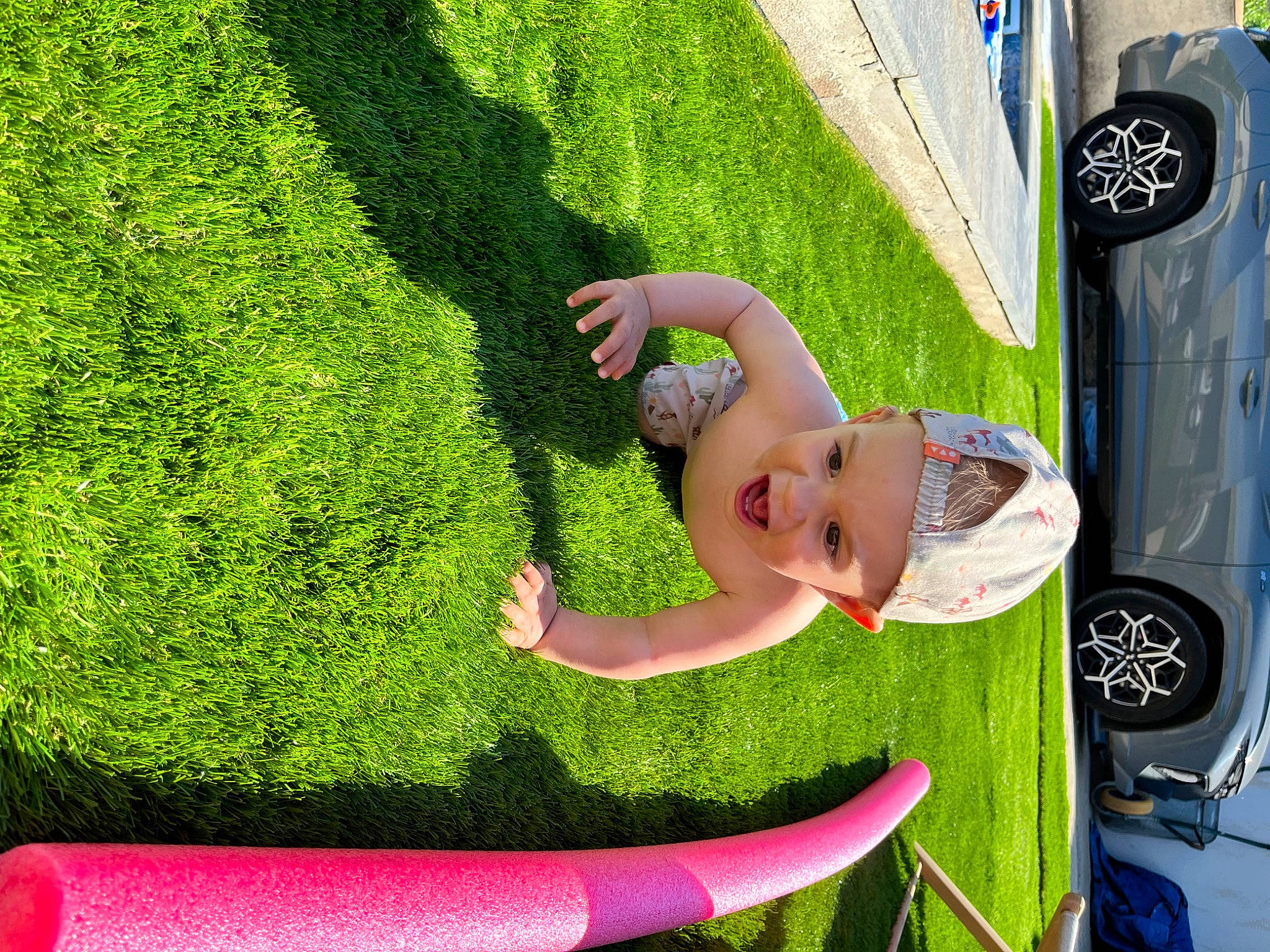 Luis participe au concours pour gagner de l'argent avec cette photo : automotive_lighting, automotive_tire, car, fun, grass, grass_family, green, happy, headwear, lawn, leisure, motor_vehicle, people_in_nature, person, plant, recreation, smile, summer, tire, tree