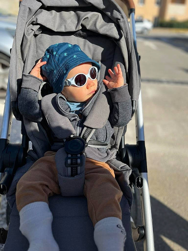 Luis participe au concours pour gagner de l'argent avec cette photo : auto_part, baby, baby_carriage, baby_products, bag, car_seat, carmine, child, comfort, eyewear, fun, glove, goggles, headwear, leisure, person, personal_protective_equipment, recreation, sitting, sports_gear