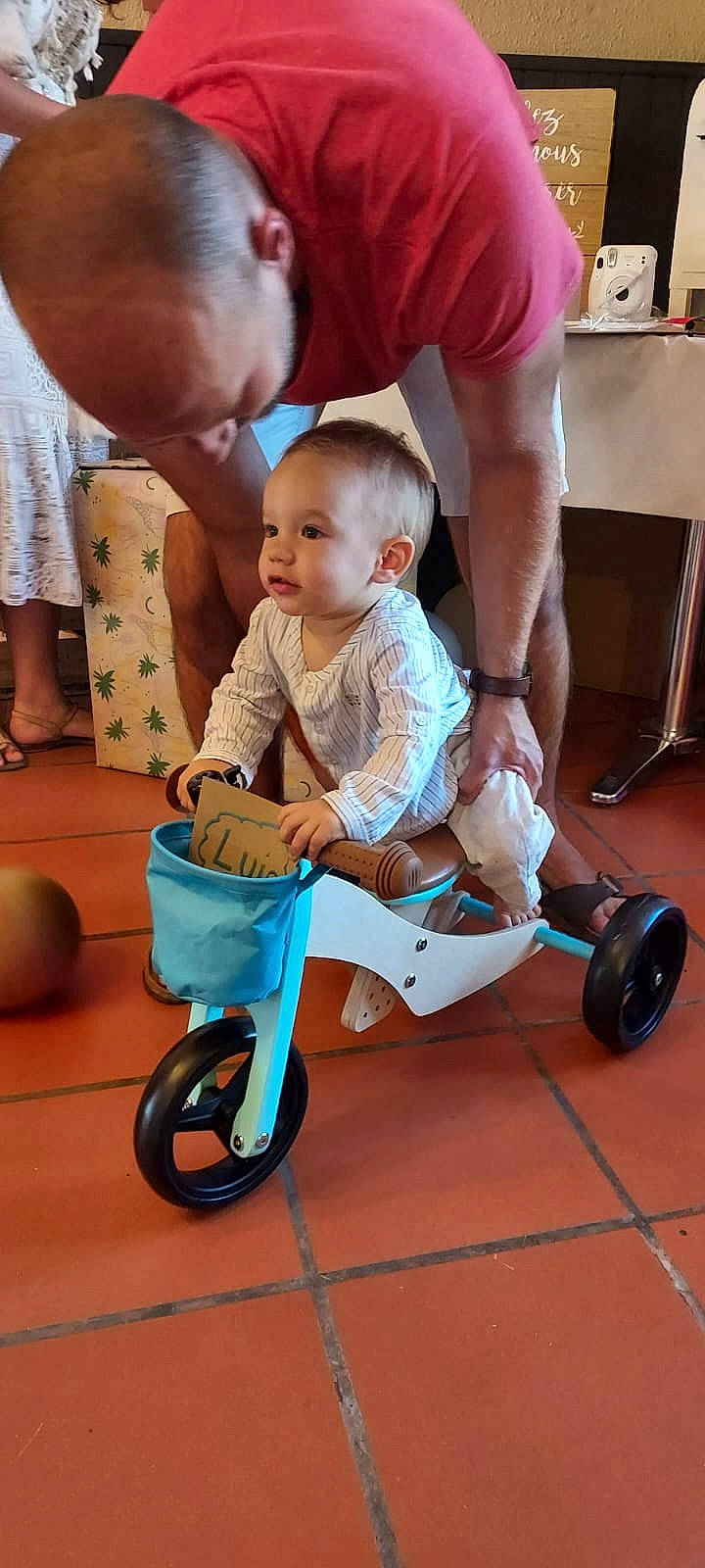 Luis a rejoint le concours — aidez-le/la à gagner de superbes lots ! baby, baby_products, baby_toddler_clothing, chair, child, flooring, fun, happy, human_leg, person, play, product, riding_toy, rolling, shorts, sitting, tire, toddler, toy, vehicle
