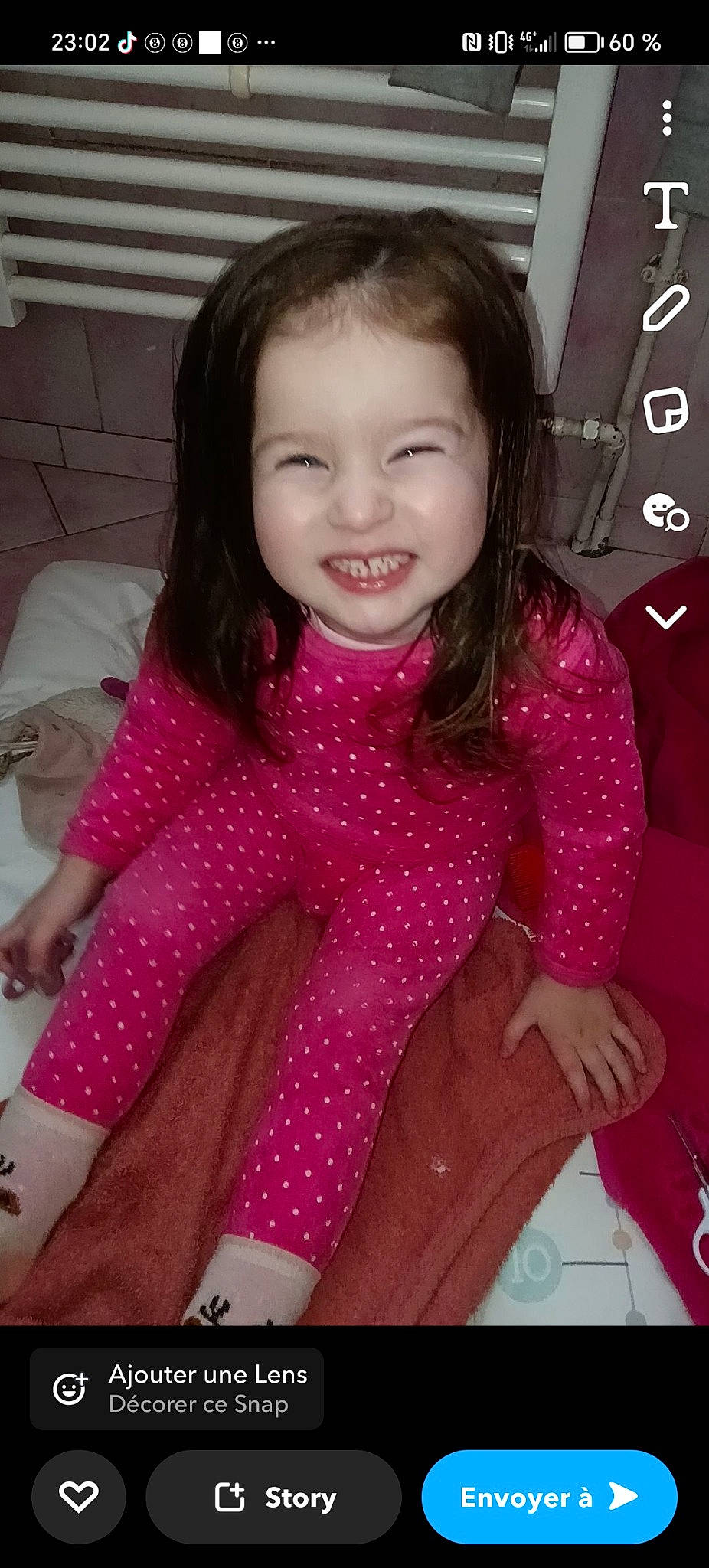 Elyana a rejoint le concours — aidez-le/la à gagner de superbes lots ! baby_toddler_clothing, cheek, eyelash, face, facial_expression, finger, hair, hairstyle, head, human, joy, lip, organ, person, pink, product, skin, sleeve, smile, textile