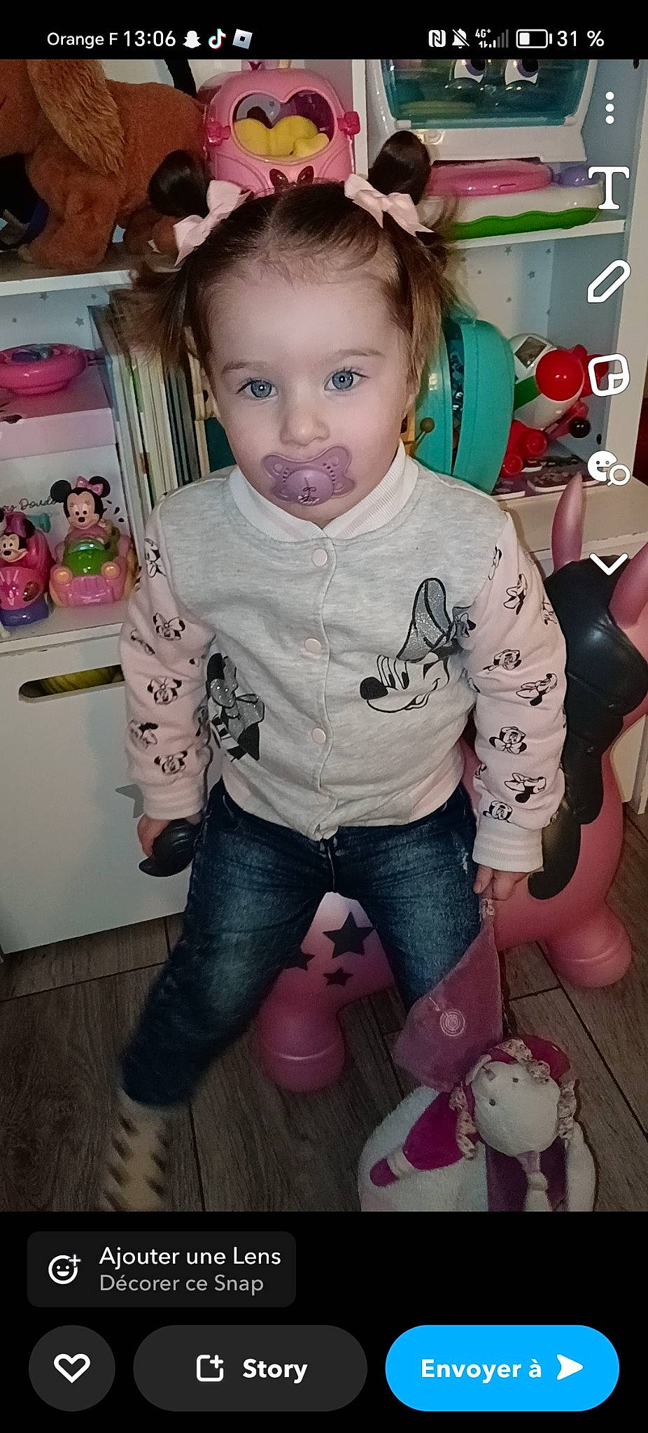 Elyana a rejoint le concours — aidez-le/la à gagner de superbes lots ! baby_toddler_clothing, cheek, chin, cool, eye, eyebrow, eyelash, fun, hair, head, iris, lip, mouth, nose, person, pink, skin, sleeve, thigh, toddler