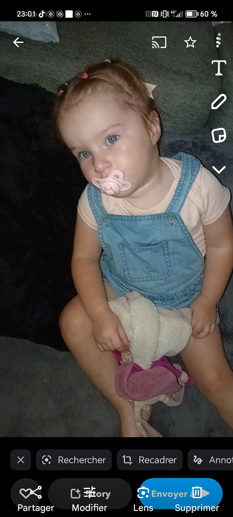 Elyana participe au concours pour gagner de l'argent avec cette photo : arm, baby_toddler_clothing, blond, cheek, child, chin, finger, flash_photography, hair, hand, human_body, iris, neck, organ, pattern, person, sitting, skin, sleeve, thigh