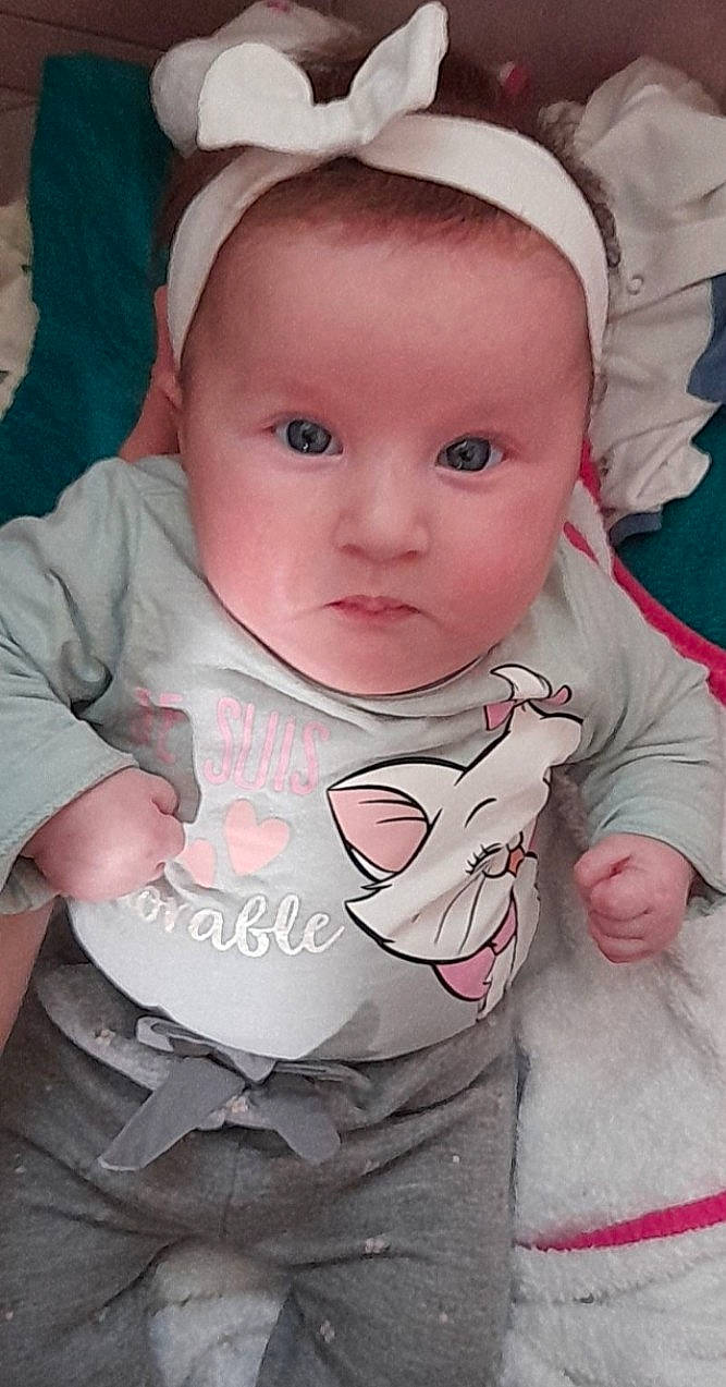 Elyana a rejoint le concours — aidez-le/la à gagner de superbes lots ! arm, baby, baby_toddler_clothing, cheek, chin, dress, eye, eyebrow, face, head, iris, lip, mouth, neck, nose, organ, person, pink, skin, sleeve