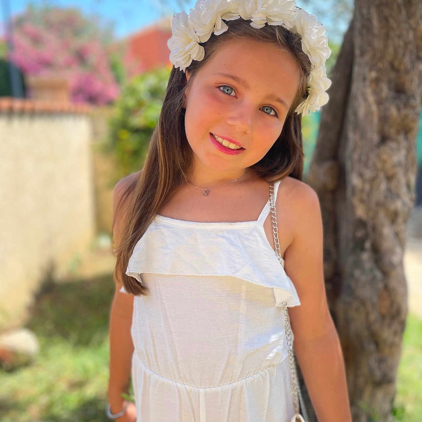Shanna a rejoint le concours — aidez-le/la à gagner de superbes lots ! accessories, brownhair, child, clothing, dress, eveningdress, face, fashion, female, formalwear, girl, hair, happy, head, jewelry, person, photography, portrait, sleeve, smile