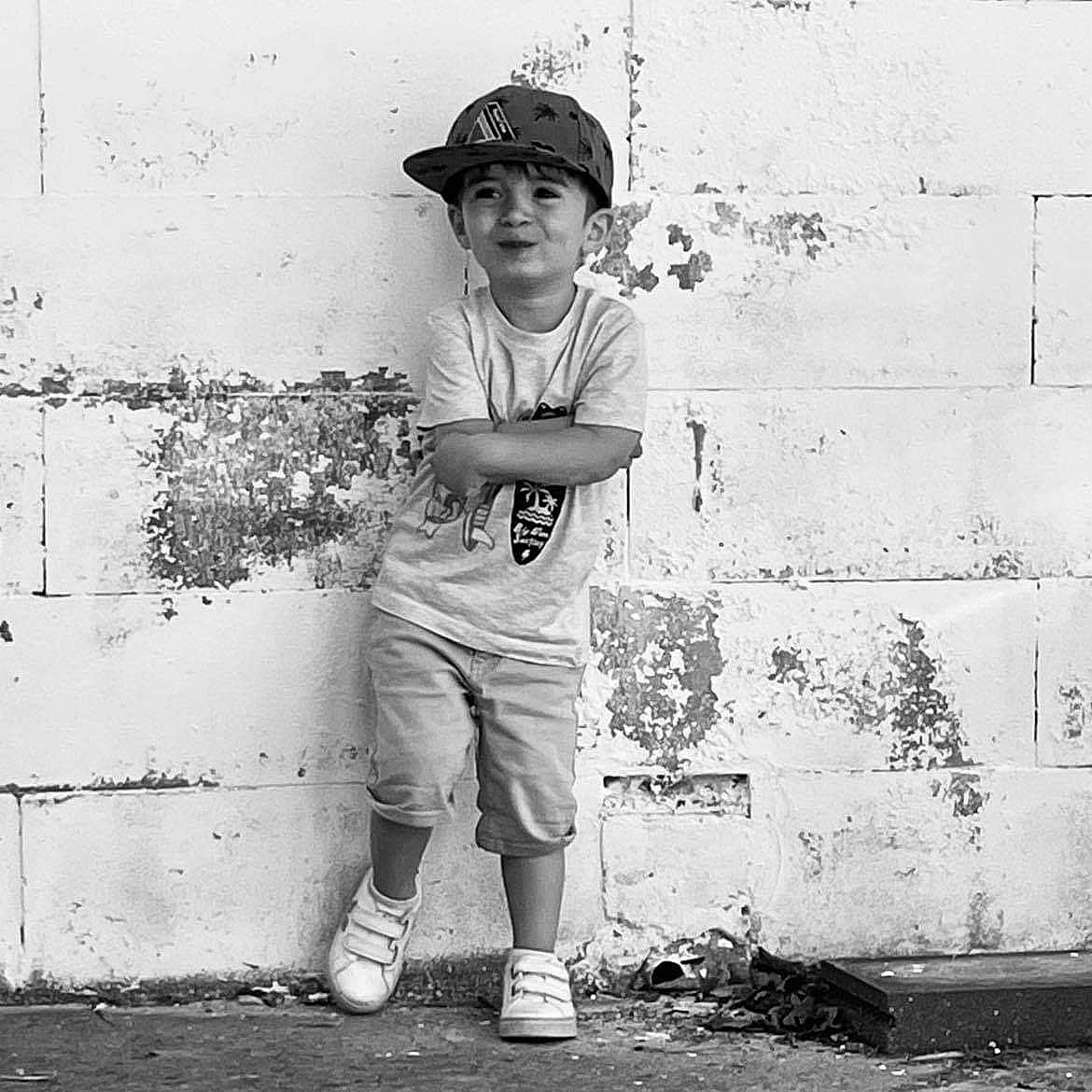 Bastien a rejoint le concours — aidez-le/la à gagner de superbes lots ! art, baseball_cap, black, black_and_white, cap, eyewear, flash_photography, happy, hat, headwear, monochrome, monochrome_photography, person, photograph, stock_photography, street, street_fashion, style, sun_hat, t_shirt