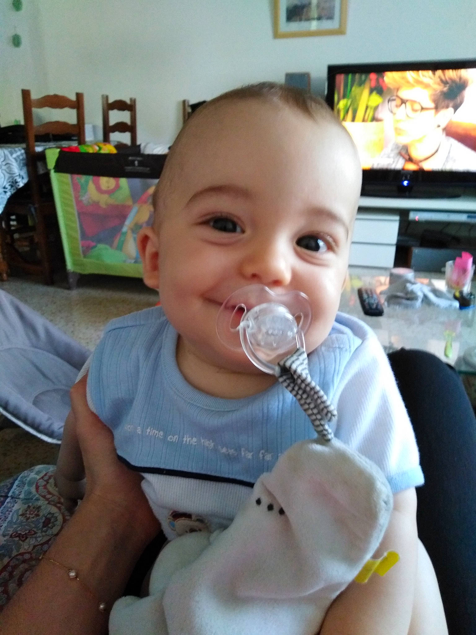 Aaron a rejoint le concours — aidez-le/la à gagner de superbes lots ! baby, child, joy, person, smile, tableware, toddler