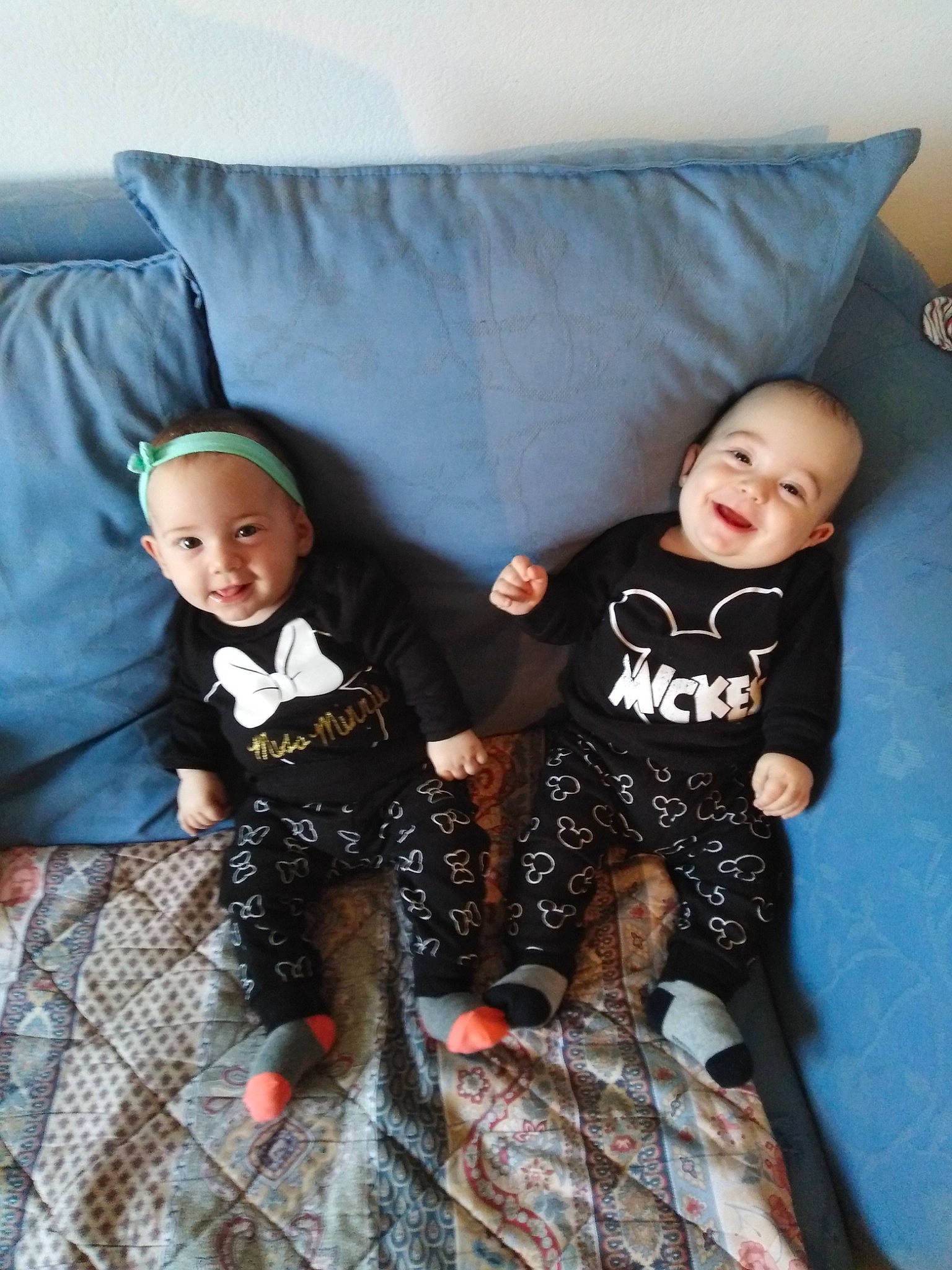 Lou-ann participe au concours pour gagner de l'argent avec cette photo : baby, child, furniture, gesture, joy, linens, person, room, sibling, skin, smile, textile, toddler