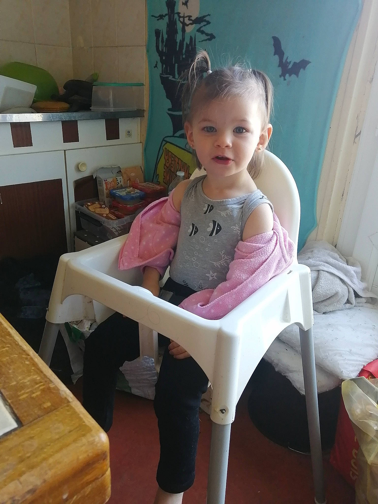 Ambre participe au concours pour gagner de l'argent avec cette photo : baby, baby_products, baby_toddler_clothing, chair, child, clothing, comfort, curtain, hardwood, knee, person, room, shelf, shorts, sitting, skin, sleeve, table, thigh, toddler