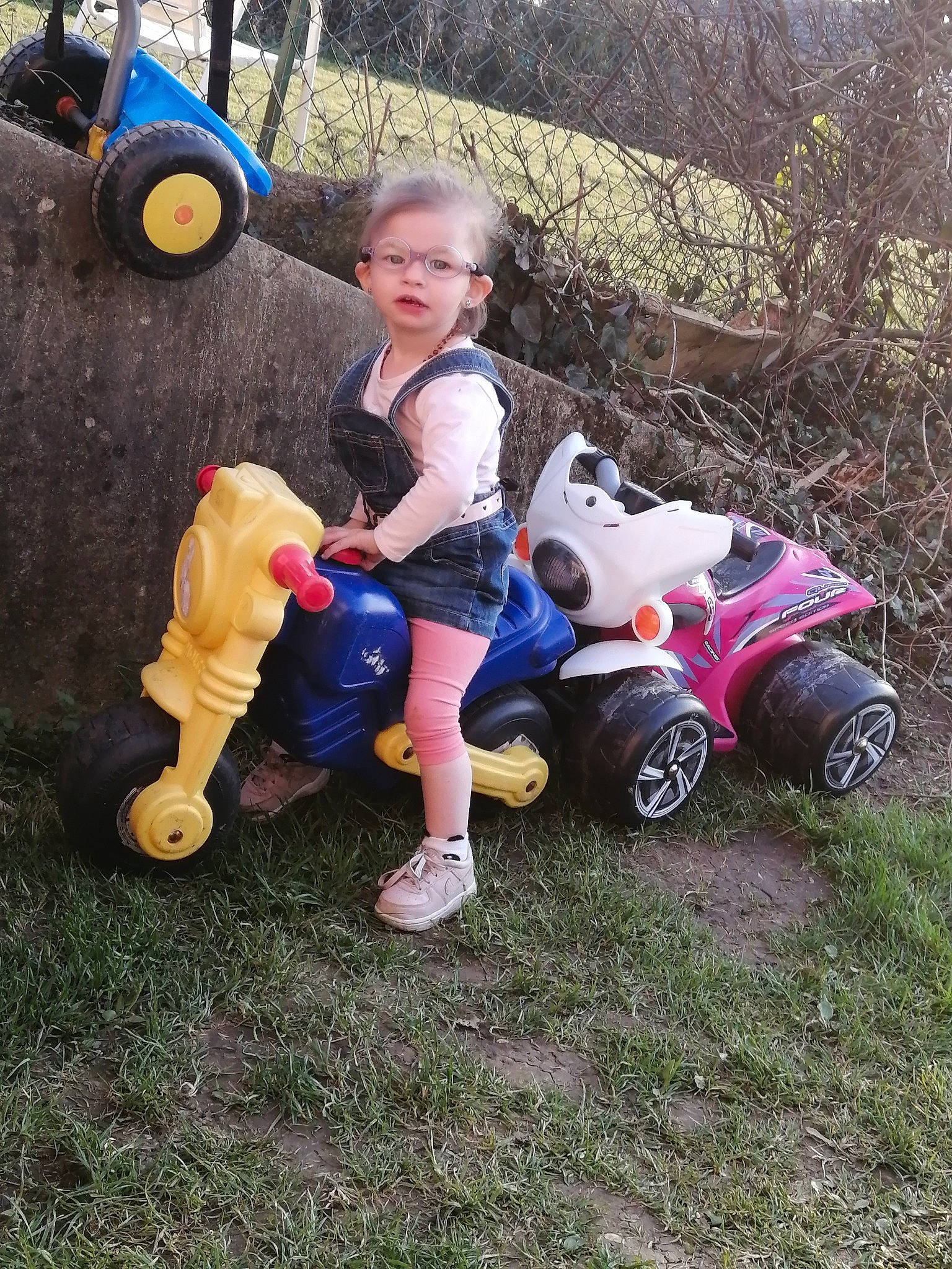 Ambre participe au concours pour gagner de l'argent avec cette photo : automotive_tire, automotive_wheel_system, baby_products, baby_toddler_clothing, child, electric_blue, fun, grass, lawn_ornament, leisure, motor_vehicle, person, plant, recreation, riding_toy, sitting, tire, toddler, toy, tree