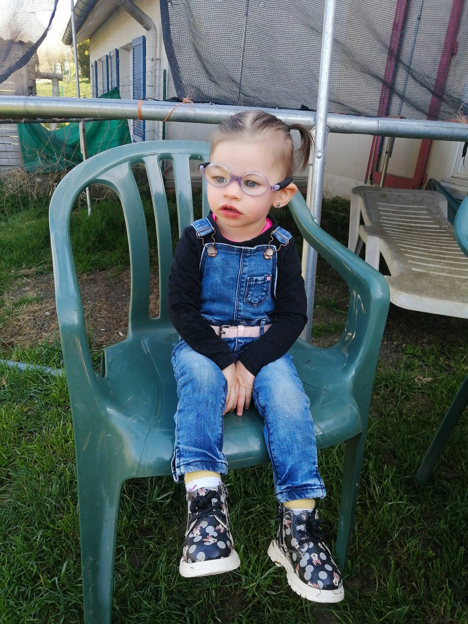 Ambre participe au concours pour gagner de l'argent avec cette photo : baby_toddler_clothing, chair, child, comfort, denim, electric_blue, flash_photography, fun, furniture, grass, grass_family, jeans, leg, leisure, outdoor_furniture, person, sitting, sneakers, t_shirt, toddler