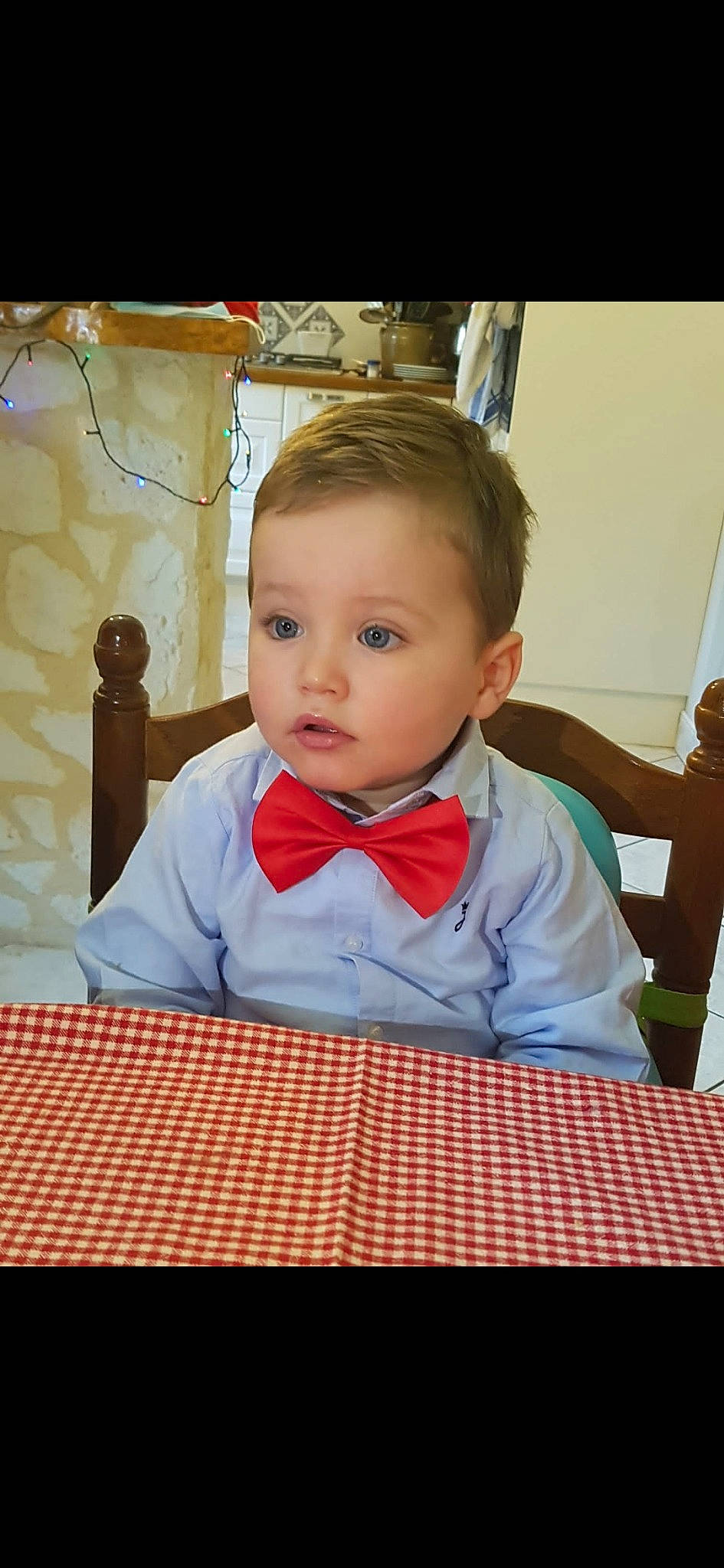 Maé participe au concours pour gagner de l'argent avec cette photo : baby, baby_toddler_clothing, chair, cheek, child, chin, dress_shirt, event, flooring, fun, happy, iris, nose, pattern, person, sitting, sleeve, t_shirt, table, toddler