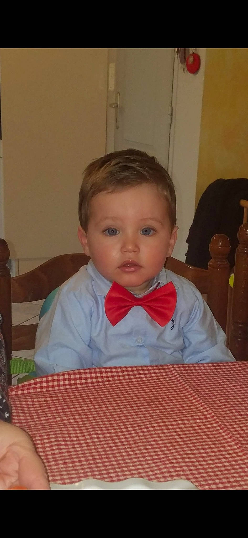 Maé a rejoint le concours — aidez-le/la à gagner de superbes lots ! baby, baby_toddler_clothing, chair, cheek, child, collar, dress_shirt, flooring, fun, hairstyle, iris, lip, nose, pattern, person, room, sitting, skin, sleeve, toddler