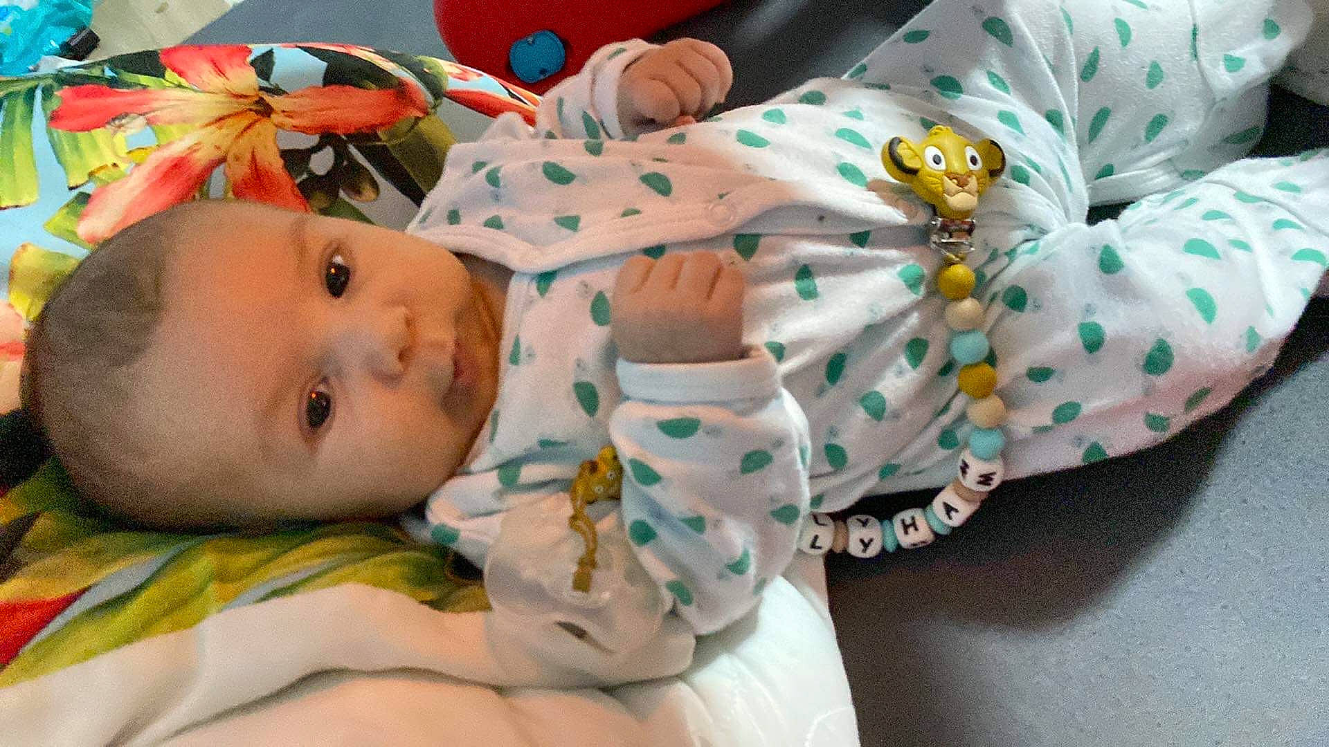 Lyham a rejoint le concours — aidez-le/la à gagner de superbes lots ! baby, baby_products, baby_safety, baby_toddler_clothing, child, comfort, fashion_accessory, linens, pattern, person, room, skin, sleeve, textile, toddler