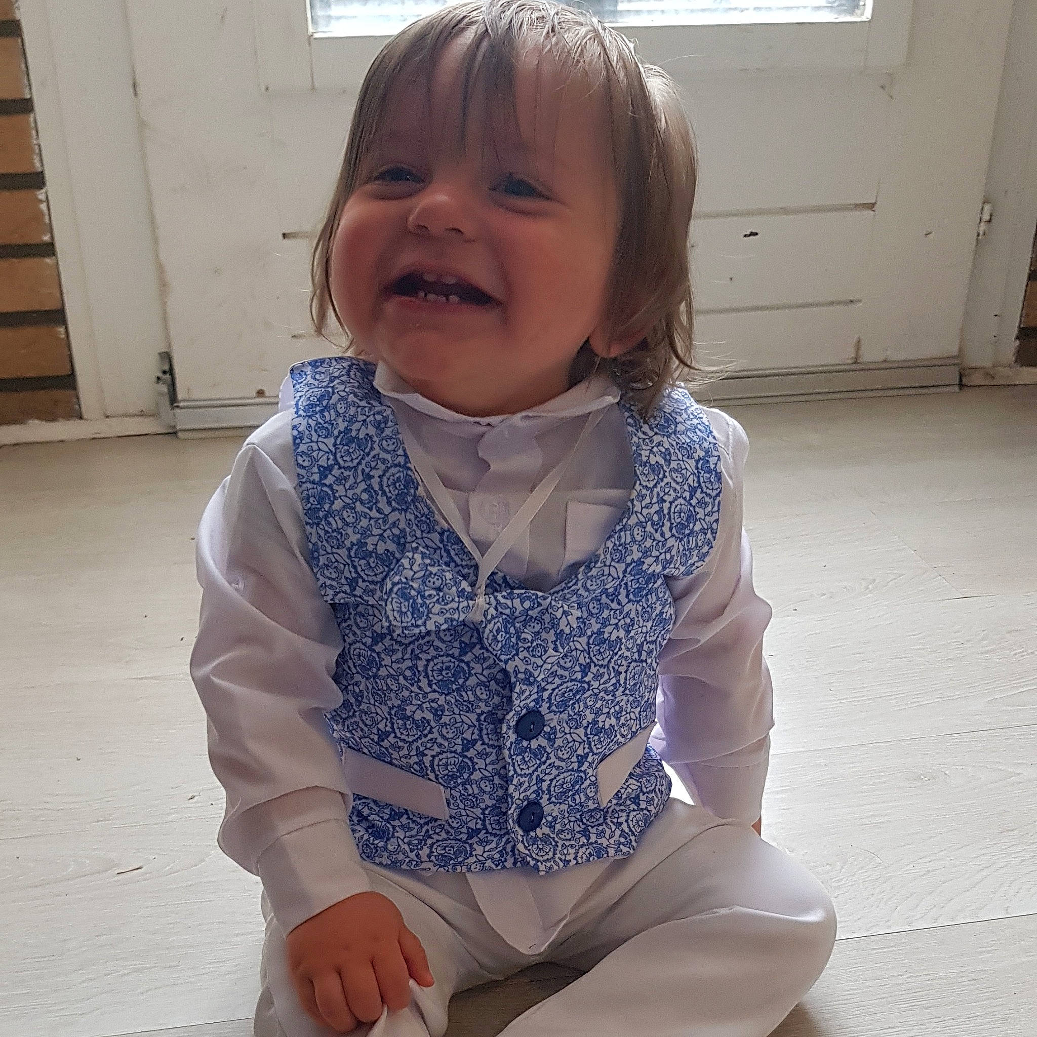 Lino participe au concours pour gagner de l'argent avec cette photo : child, clothing, fashion_accessory, head, knitting, lace, neck, outerwear, pattern, person, scarf, sitting, sleeve, textile, toddler, wool