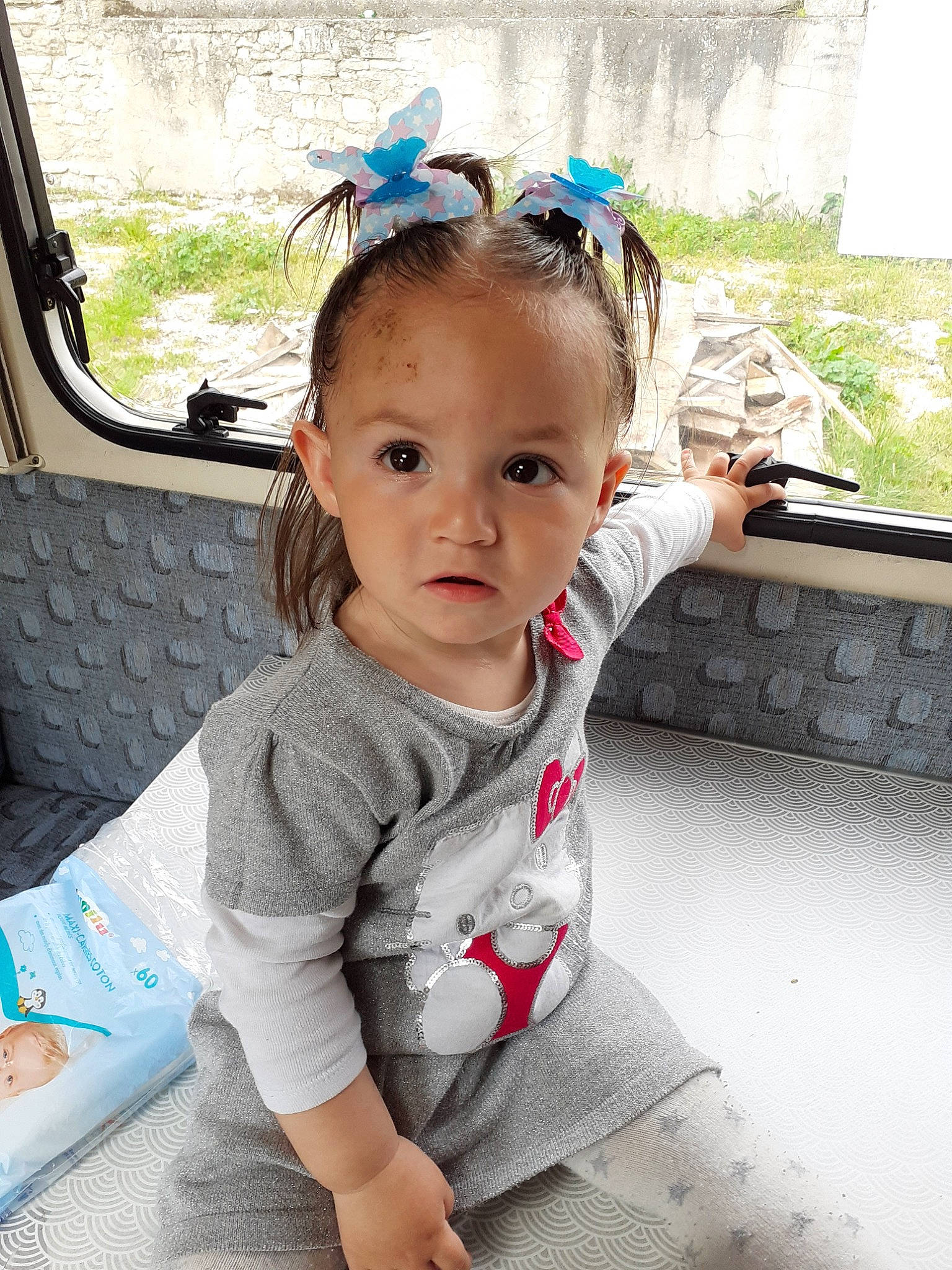 Akimey participe au concours pour gagner de l'argent avec cette photo : baby, baby_products, baby_toddler_clothing, child, clothing, eyelash, eyewear, fun, grass, hair, hairstyle, happy, human_body, iris, leisure, person, sitting, sleeve, smile, toddler