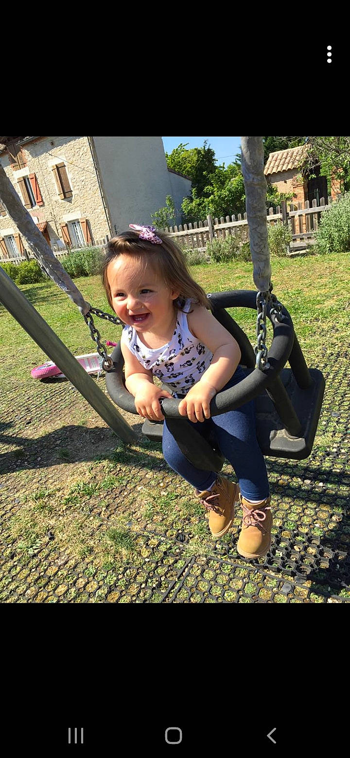 Akimey a rejoint le concours — aidez-le/la à gagner de superbes lots ! flash_photography, fun, grass, happy, leaf, leg, leisure, people_in_nature, person, plant, playground, recreation, shoe, smile, sneakers, summer, swing, toddler, tree, wood