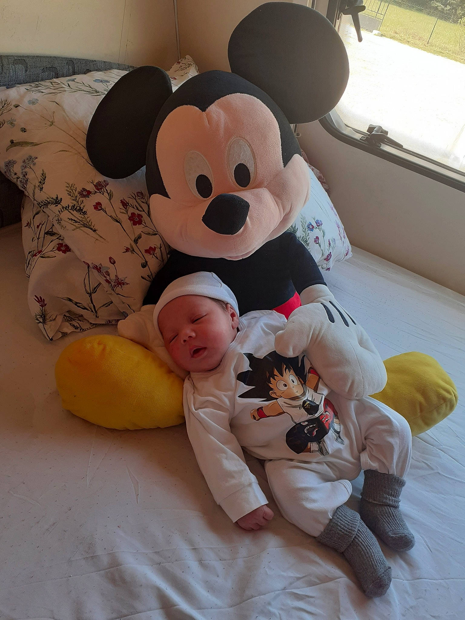 Connor a rejoint le concours — aidez-le/la à gagner de superbes lots ! baby, baby_toys, bed, child, comfort, couch, eye, fun, happy, linens, mammal, organ, person, plush, room, smile, stuffed_toy, teddy_bear, textile, toy