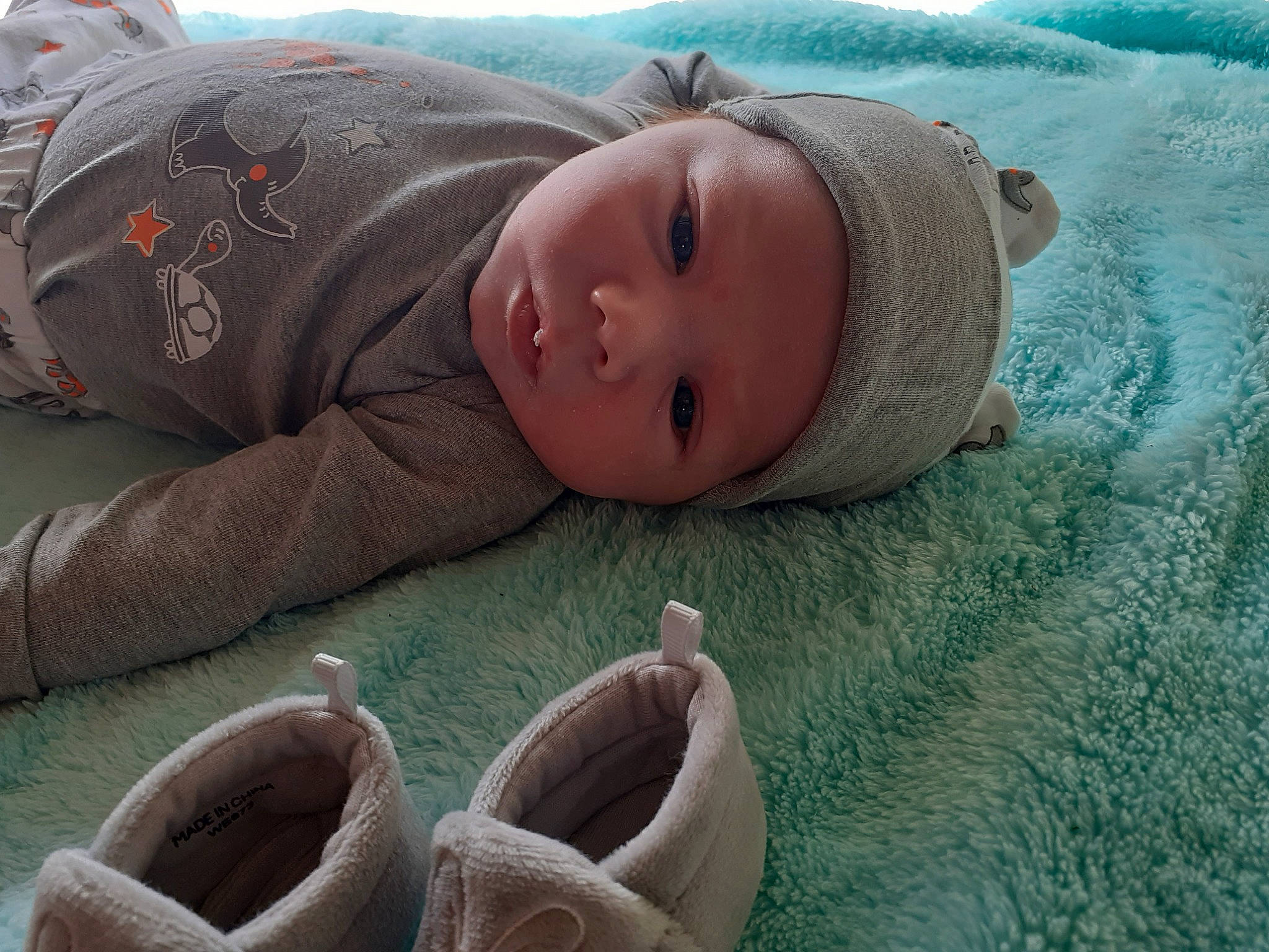 Connor a rejoint le concours — aidez-le/la à gagner de superbes lots ! baby, bedding, child, comfort, fashion_accessory, foot, fun, fur, grass, headgear, headwear, human_leg, linens, nap, person, sand, sitting, skin, textile, toddler