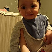 éden a rejoint le concours — aidez-le/la à gagner de superbes lots ! baby, bodypart, clothing, couch, face, finger, furniture, hand, happy, head, indoors, person, photography, plant, portrait, pottedplant, sitting, smile, spitting, t_shirt