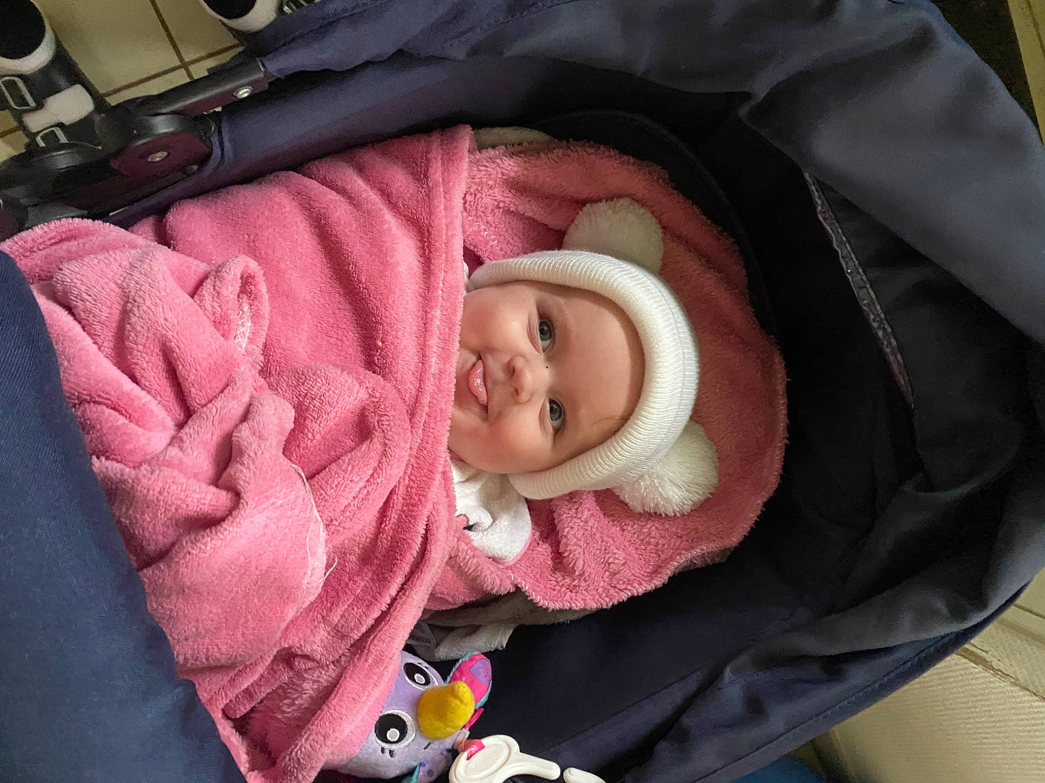 Jade participe au concours pour gagner de l'argent avec cette photo : baby, baby_carriage, baby_products, baby_safety, baby_sleeping, baby_toddler_clothing, car_seat, cheek, child, comfort, head, headwear, infant_bed, joy, linens, magenta, person, pink, product, skin