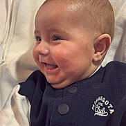 Alessio a rejoint le concours — aidez-le/la à gagner de superbes lots ! baby, infant, adult, smiling, laughing, close_up, portrait, cuddling, hoodie, sweater, buttons, embroidered_logo, cheeks, ear, skin, eyes, eyelashes, seat, cozy, human