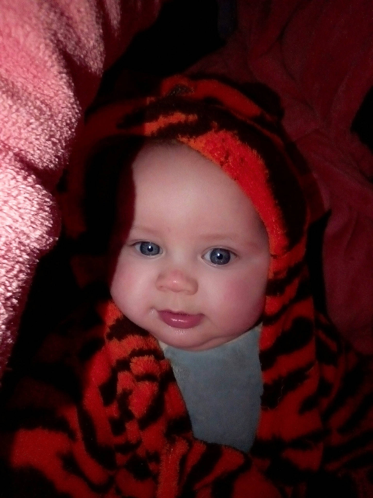 Thiago participe au concours pour gagner de l'argent avec cette photo : baby, beauty, cheek, child, eye, face, hair_accessory, head, headgear, iris, lip, mouth, nose, person, pink, portrait, portrait_photography, red, skin, smile