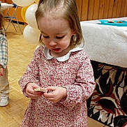 Théa a rejoint le concours — aidez-le/la à gagner de superbes lots ! child, girl, dress, balloons, indoor, party, floor, wood_paneling, table, plate, curious, standing, long_sleeves, collar, young_child, light_brown_hair, footwear, tile_floor, background, event
