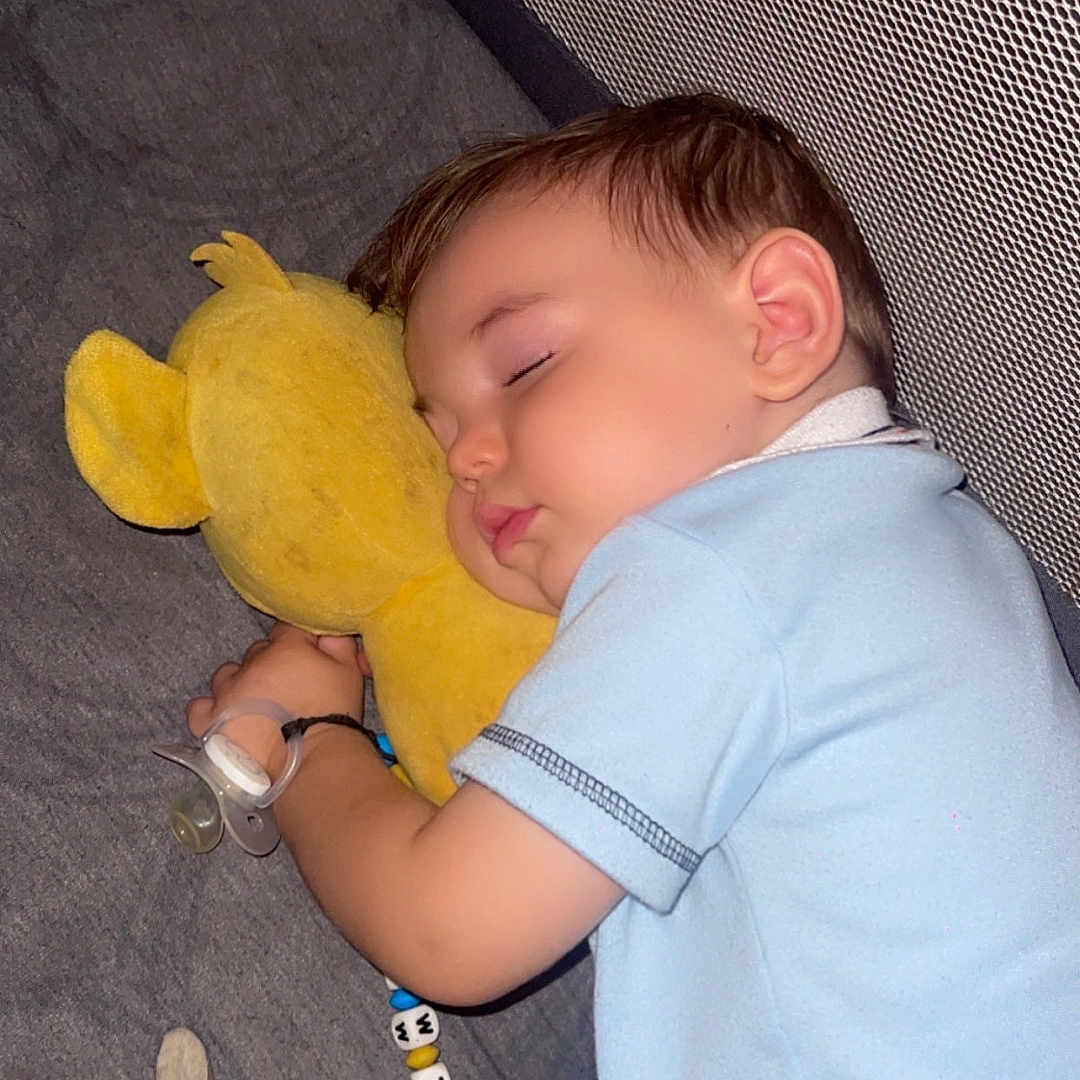 Timeo a rejoint le concours — aidez-le/la à gagner de superbes lots ! baby, bed, blanket, blue_shirt, child, comfort, cute, denim, indoor, infant, nap, pacifier, peaceful, plush_toy, rest, sleeping, soft, toy, yellow, young_child