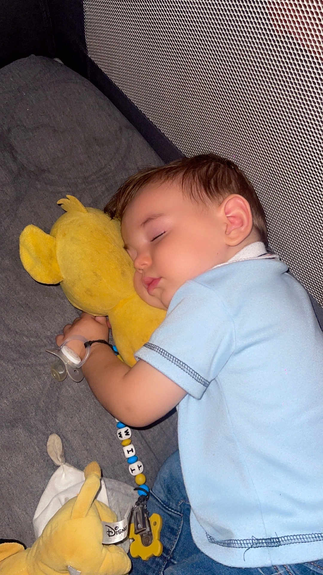 Timeo a rejoint le concours — aidez-le/la à gagner de superbes lots ! baby, child, sleeping, plush_toy, yellow, pacifier, blue_shirt, denim, bed, blanket, toy, soft, cute, peaceful, indoor, nap, rest, comfort, young_child, infant