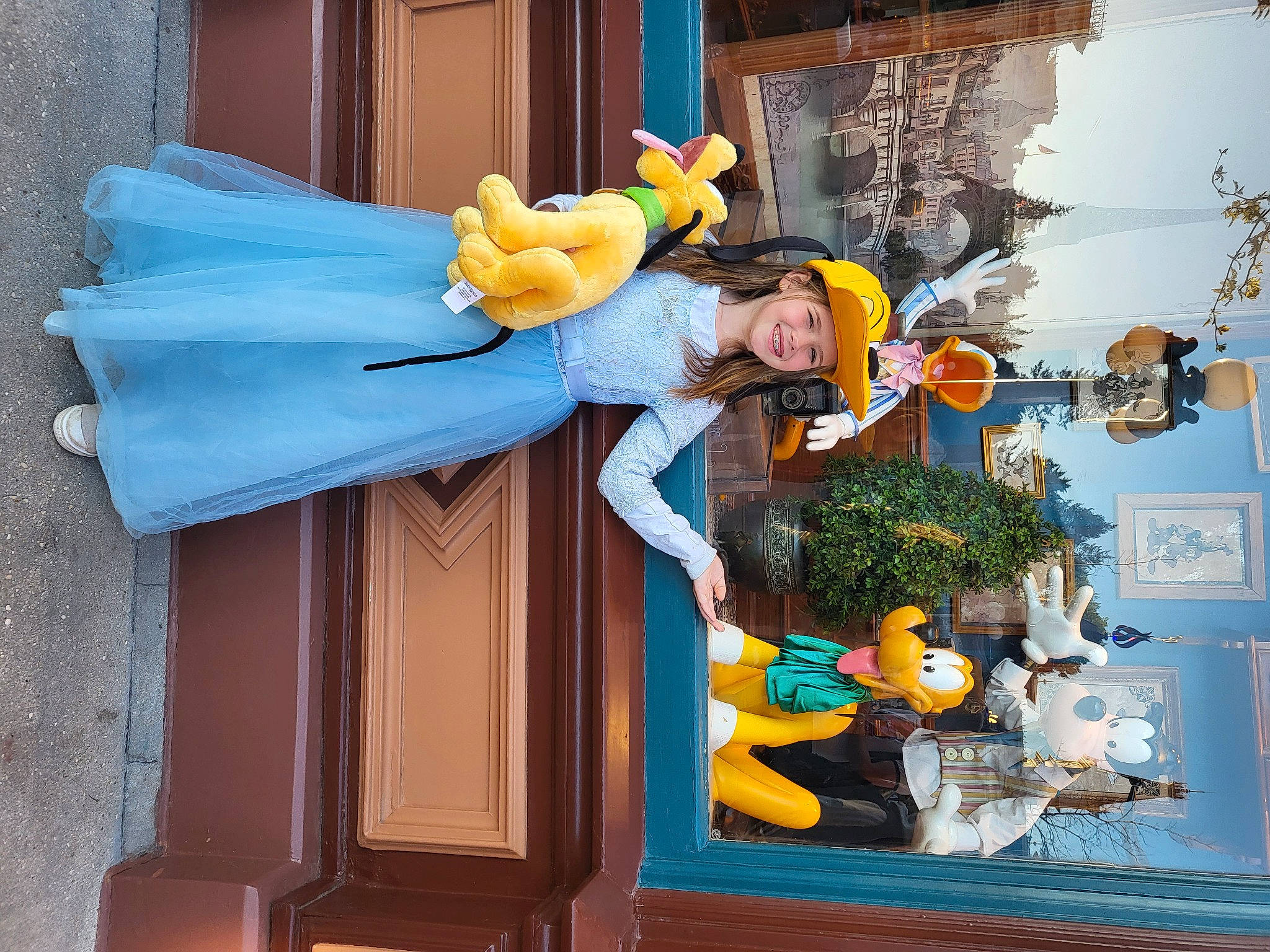 Kelly participe au concours pour gagner de l'argent avec cette photo : animation, art, costume, door, electric_blue, facade, fictional_character, flowerpot, fun, headwear, houseplant, joy, leisure, person, room, smile, snapshot, vacation, visual_arts, wood