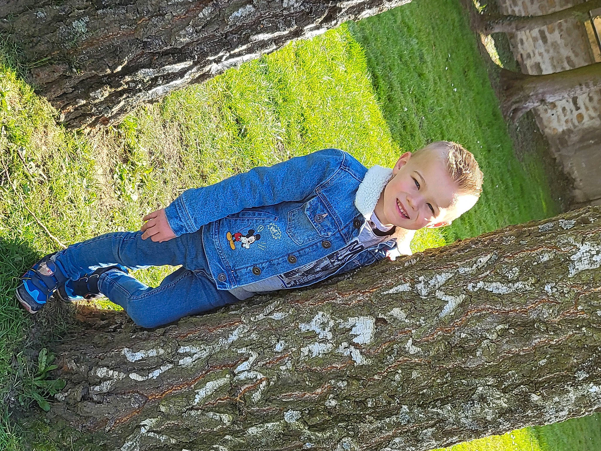 Dany participe au concours pour gagner de l'argent avec cette photo : baby_toddler_clothing, electric_blue, grass, grass_family, green, groundcover, joy, landscape, leaf, leisure, people_in_nature, person, plant, road_surface, shadow, sitting, smile, soil, tints_and_shades, toddler