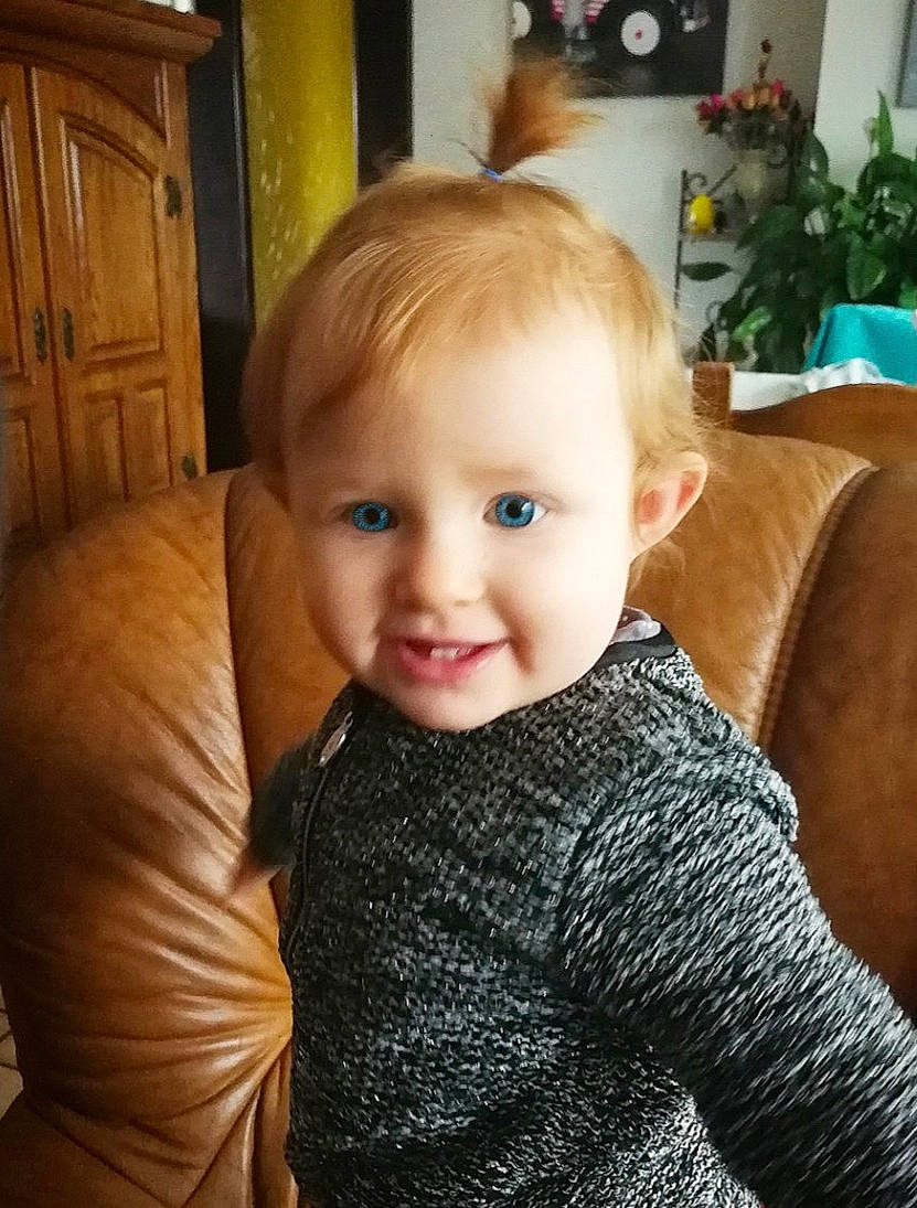 Juline a rejoint le concours — aidez-le/la à gagner de superbes lots ! baby, blond, brown_hair, cheek, child, chin, eye, face, forehead, hair, hairstyle, head, iris, joy, lip, nose, person, sitting, skin, smile