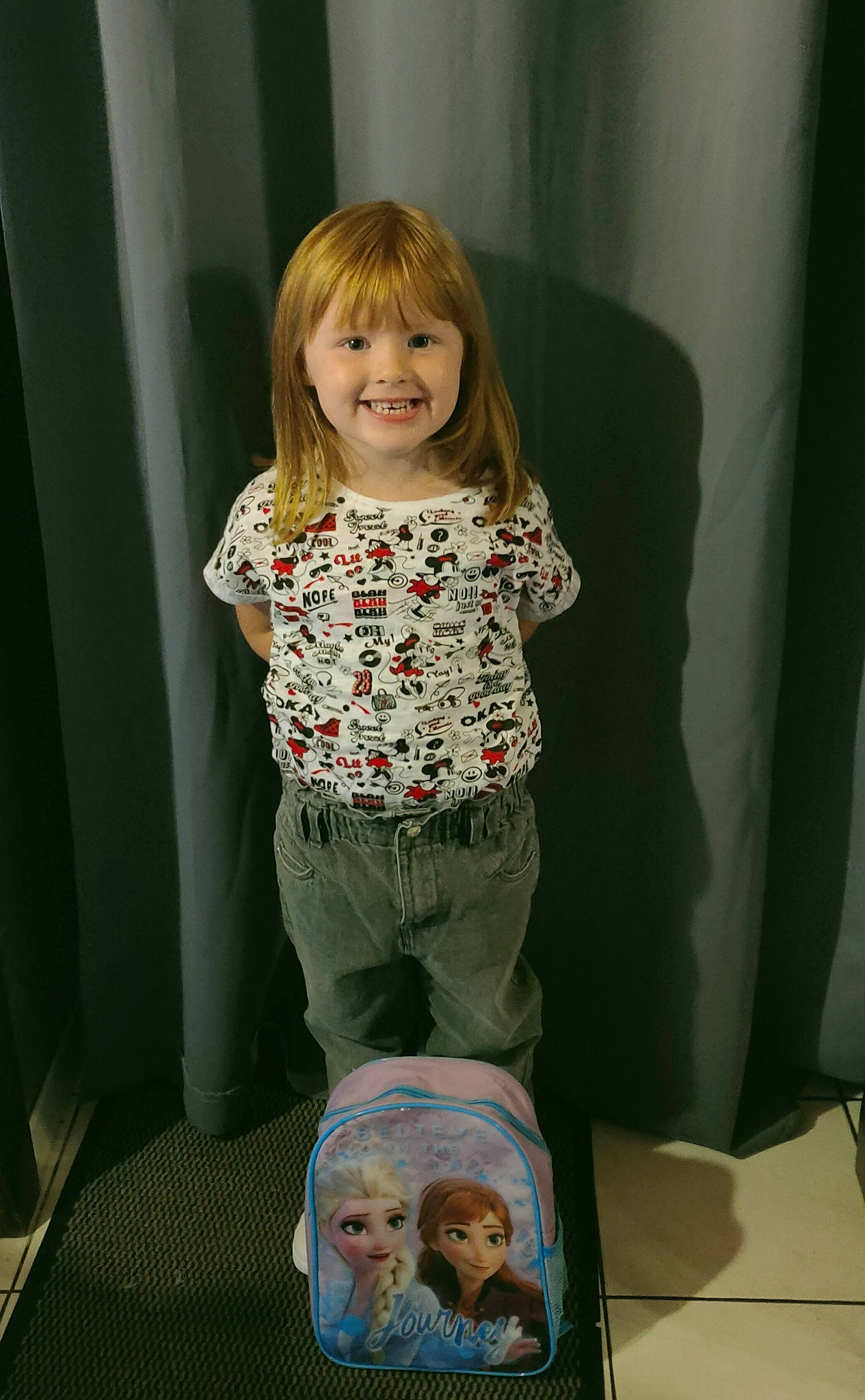 Juline participe au concours pour gagner de l'argent avec cette photo : baby_products, baby_toddler_clothing, child, comfort, couch, curtain, eye, flooring, fun, joy, linens, living_room, pattern, person, room, sitting, sleeve, smile, standing, t_shirt