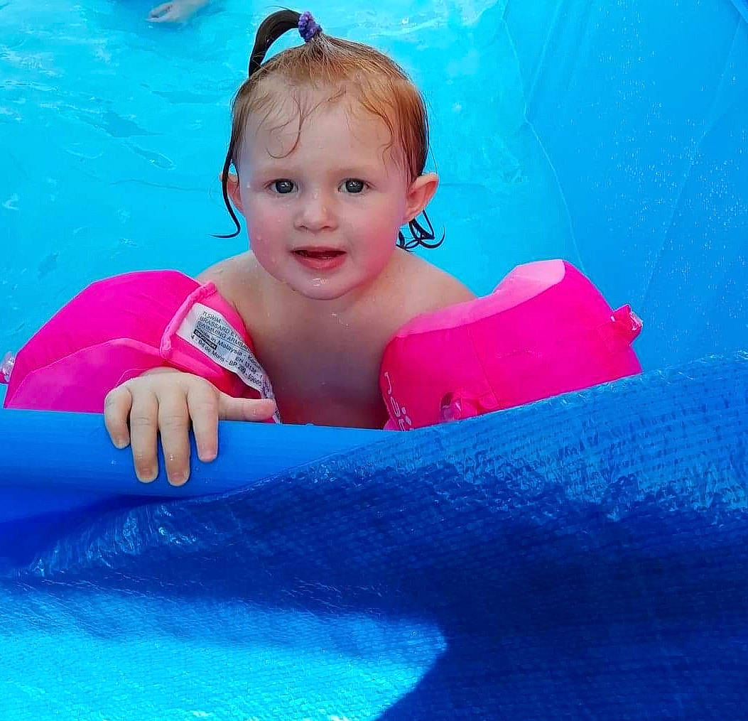 Juline participe au concours pour gagner de l'argent avec cette photo : aqua, baby, baby_float, beauty, child, face, facial_expression, fun, head, leisure, person, pink, play, product, recreation, skin, smile, summer, swimming_pool, toddler