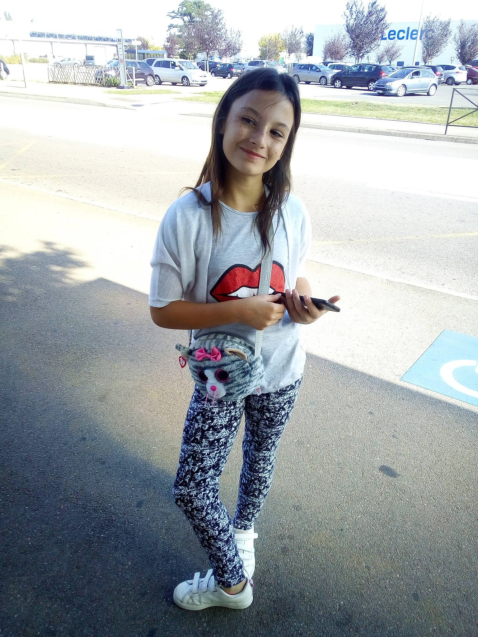 Emma a rejoint le concours — aidez-le/la à gagner de superbes lots ! beauty, black_hair, child, cool, fashion, footwear, happy, jeans, joy, leg, long_hair, person, photography, pink, recreation, shoe, skin, smile, snapshot, street_fashion