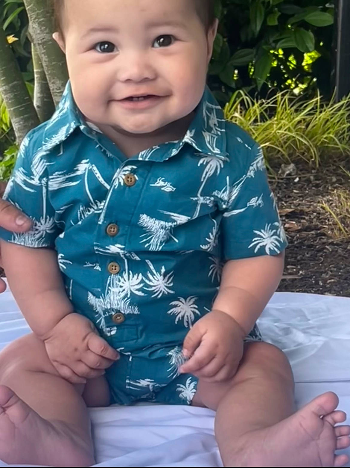 Kahekili is registered to the contest to win money with this photo: baby_toddler_clothing, cheek, child, chin, electric_blue, eye, facial_expression, grass, happy, head, joy, leisure, pattern, people_in_nature, person, plant, skin, sleeve, smile, t_shirt