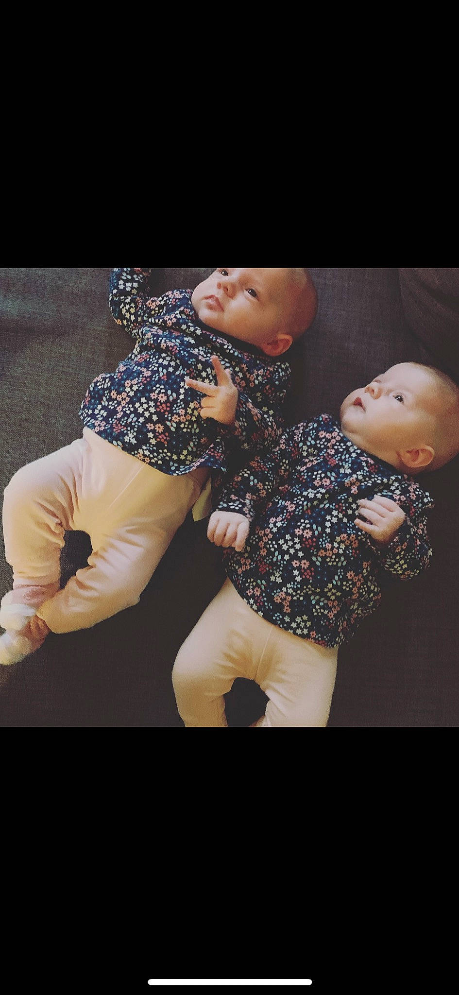 Milla Maëlla a rejoint le concours — aidez-le/la à gagner de superbes lots ! arm, child, event, finger, flash_photography, fun, gesture, hand, happy, human_body, interaction, jewellery, joint, leg, pattern, person, sitting, thigh, toddler, tree