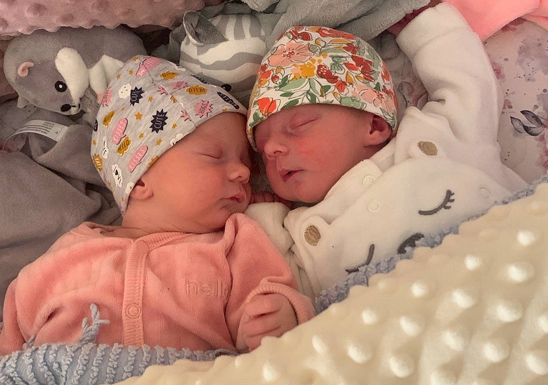 Milla Maëlla a rejoint le concours — aidez-le/la à gagner de superbes lots ! baby, baby_products, baby_sleeping, baby_toddler_clothing, bedding, bedtime, cap, cheek, child, comfort, event, facial_expression, headgear, headwear, knit_cap, linens, mouth, people, person, room