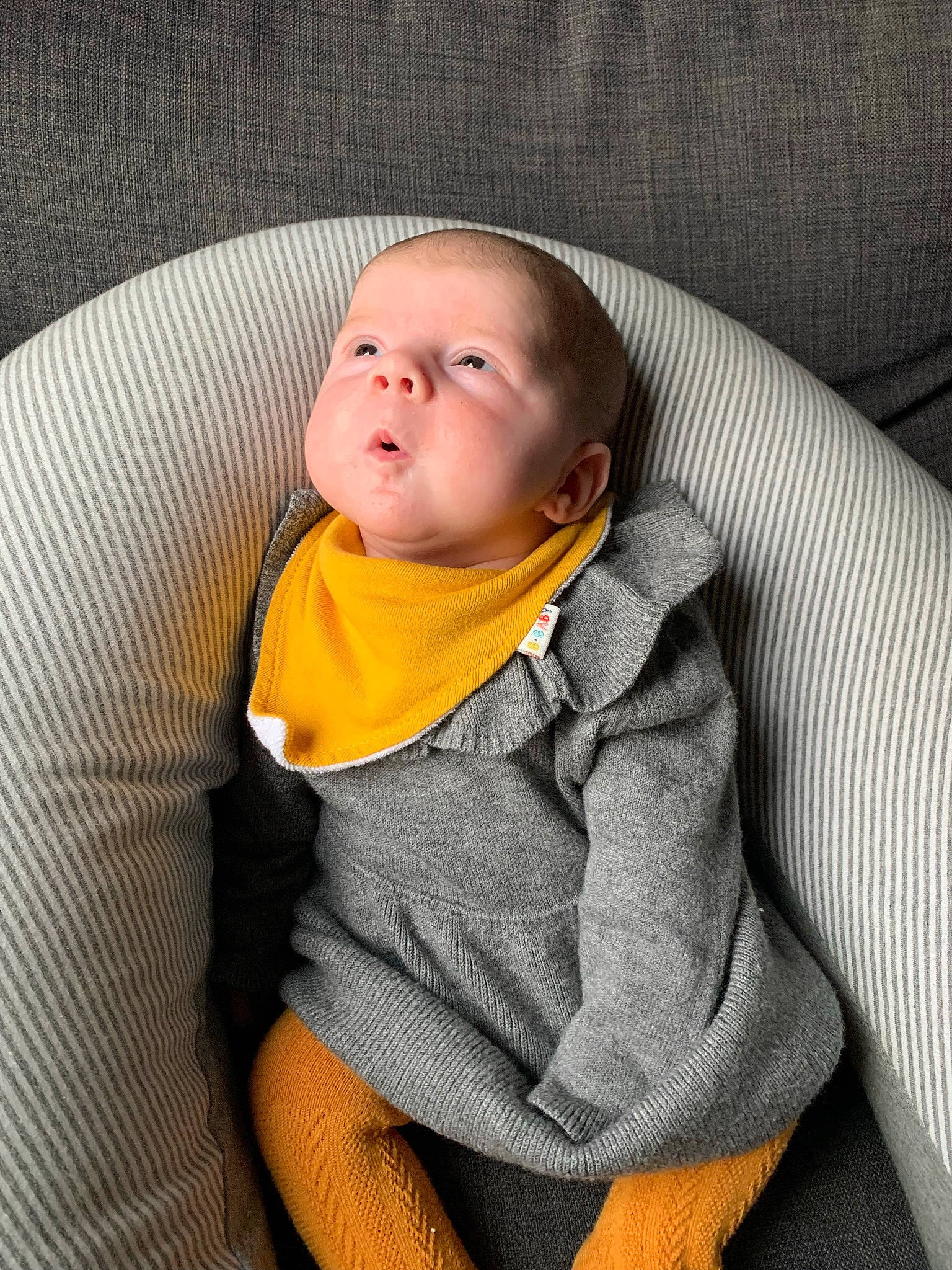 Milla Maëlla a rejoint le concours — aidez-le/la à gagner de superbes lots ! baby, baby_carriage, baby_products, baby_toddler_clothing, car_seat, chair, cheek, child, comfort, grey, linens, nose, orange, person, personal_protective_equipment, room, sitting, skin, sleeve, textile