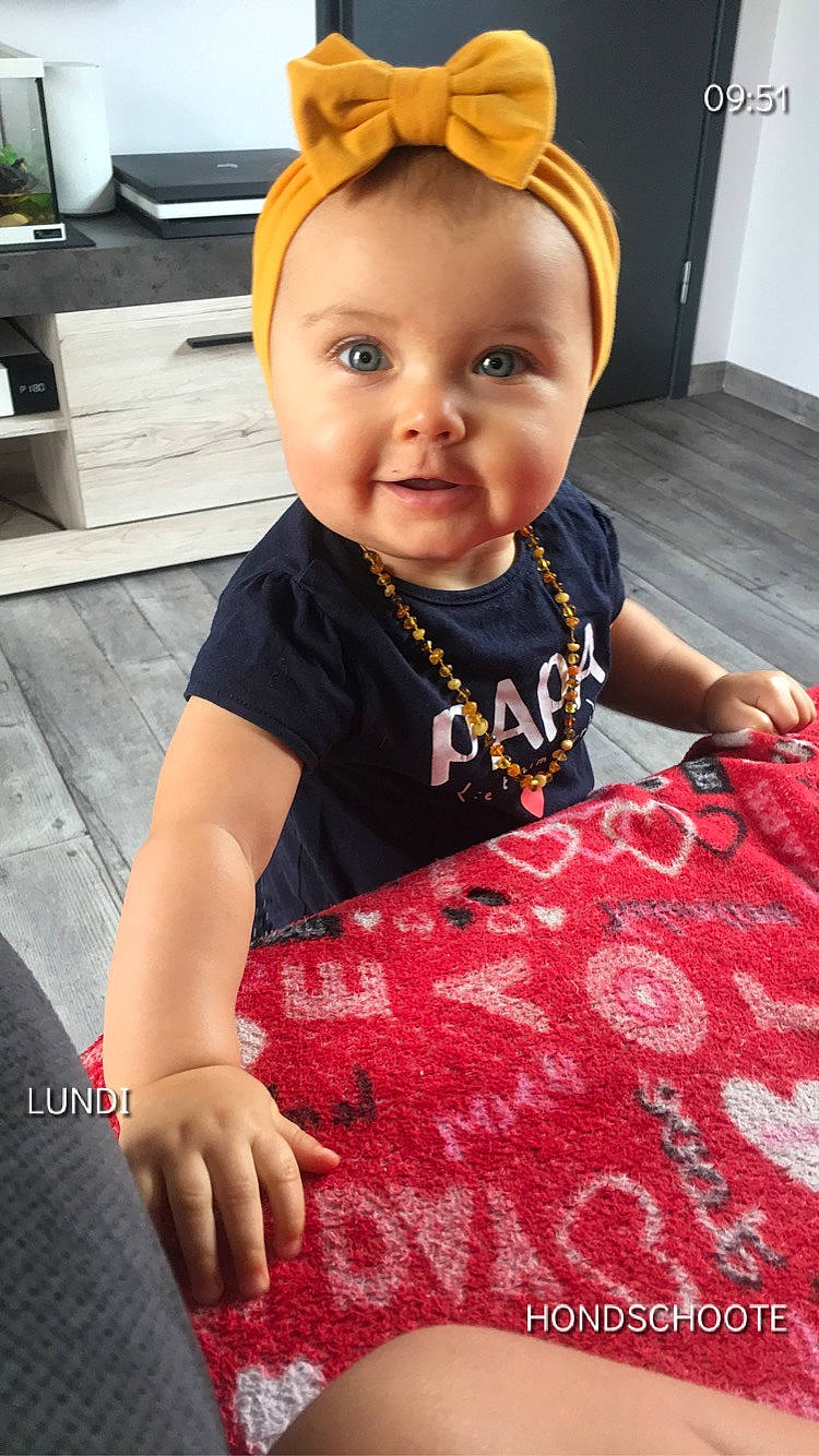 Clarisse participe au concours pour gagner de l'argent avec cette photo : baby, baby_toddler_clothing, cheek, child, child_model, floor, flooring, hair_accessory, head, headband, headgear, joy, person, play, skin, smile, textile, toddler