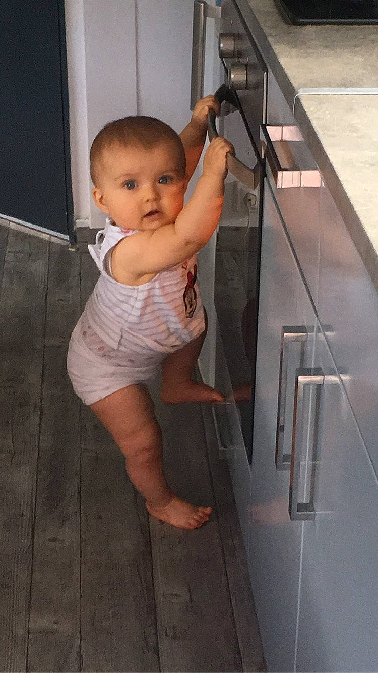 Clarisse participe au concours pour gagner de l'argent avec cette photo : arm, child, leg, muscle, person, shoulder, toddler