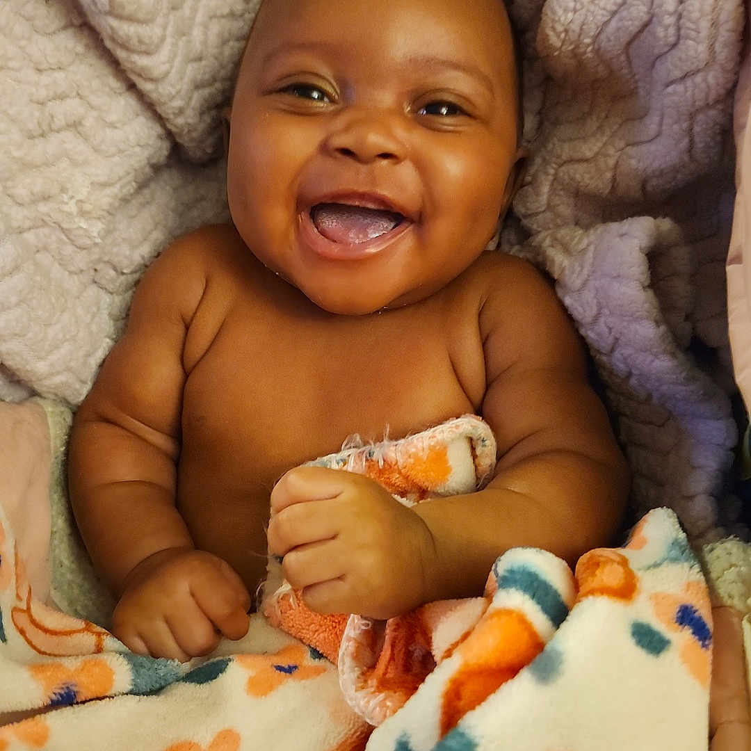 Brooklyn is registered to the contest to win money with this photo: baby, babylaughing, bed, blanket, bodypart, face, finger, furniture, hand, happy, head, laughing, mouth, newborn, person, photography, portrait, quilt, smile, towel